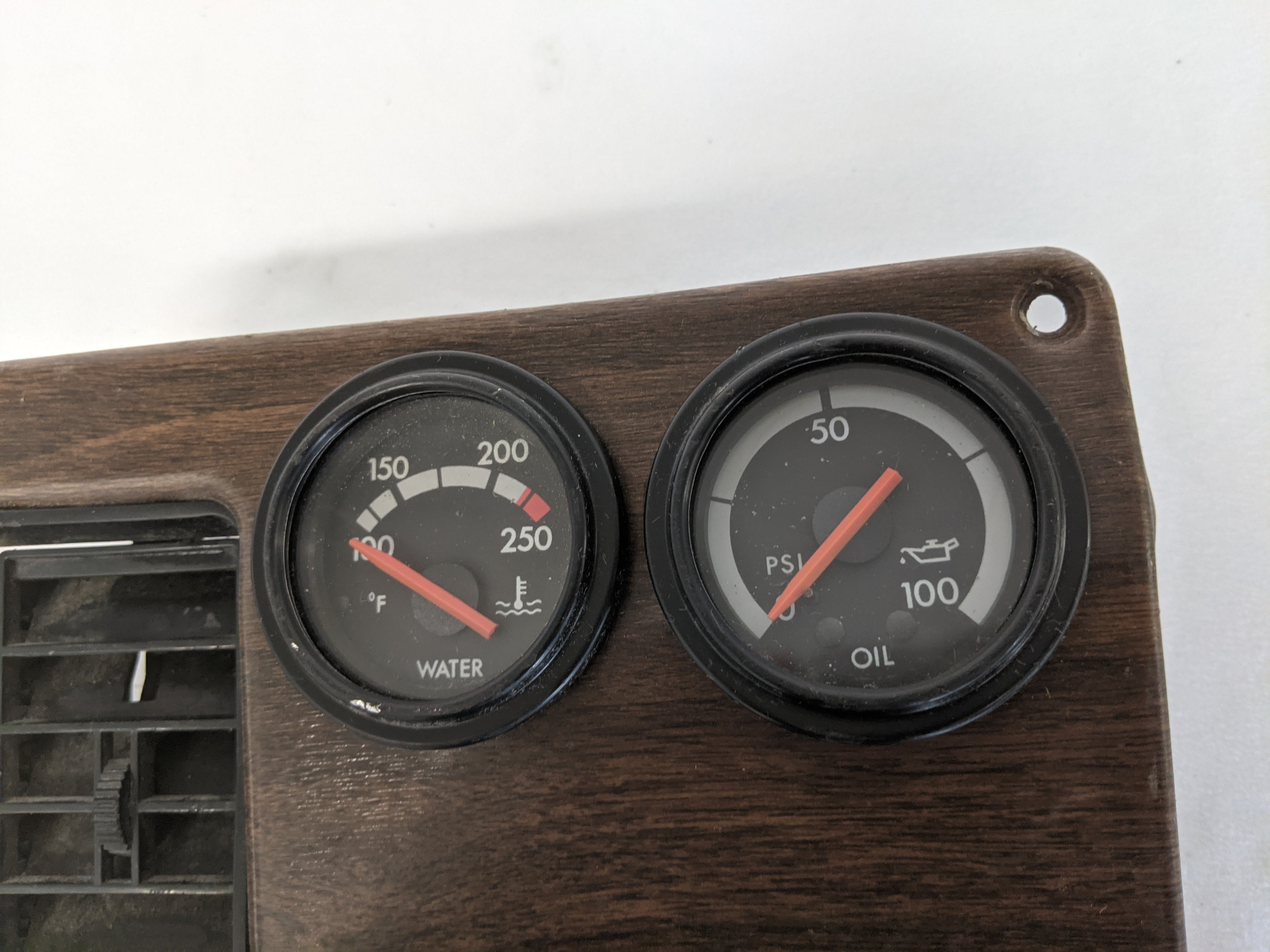 *Bent* Freightliner FLD WG Dash Panel w/ 2 Black Gauges & Vent -P/N 22-32029-001 (9995534991676)