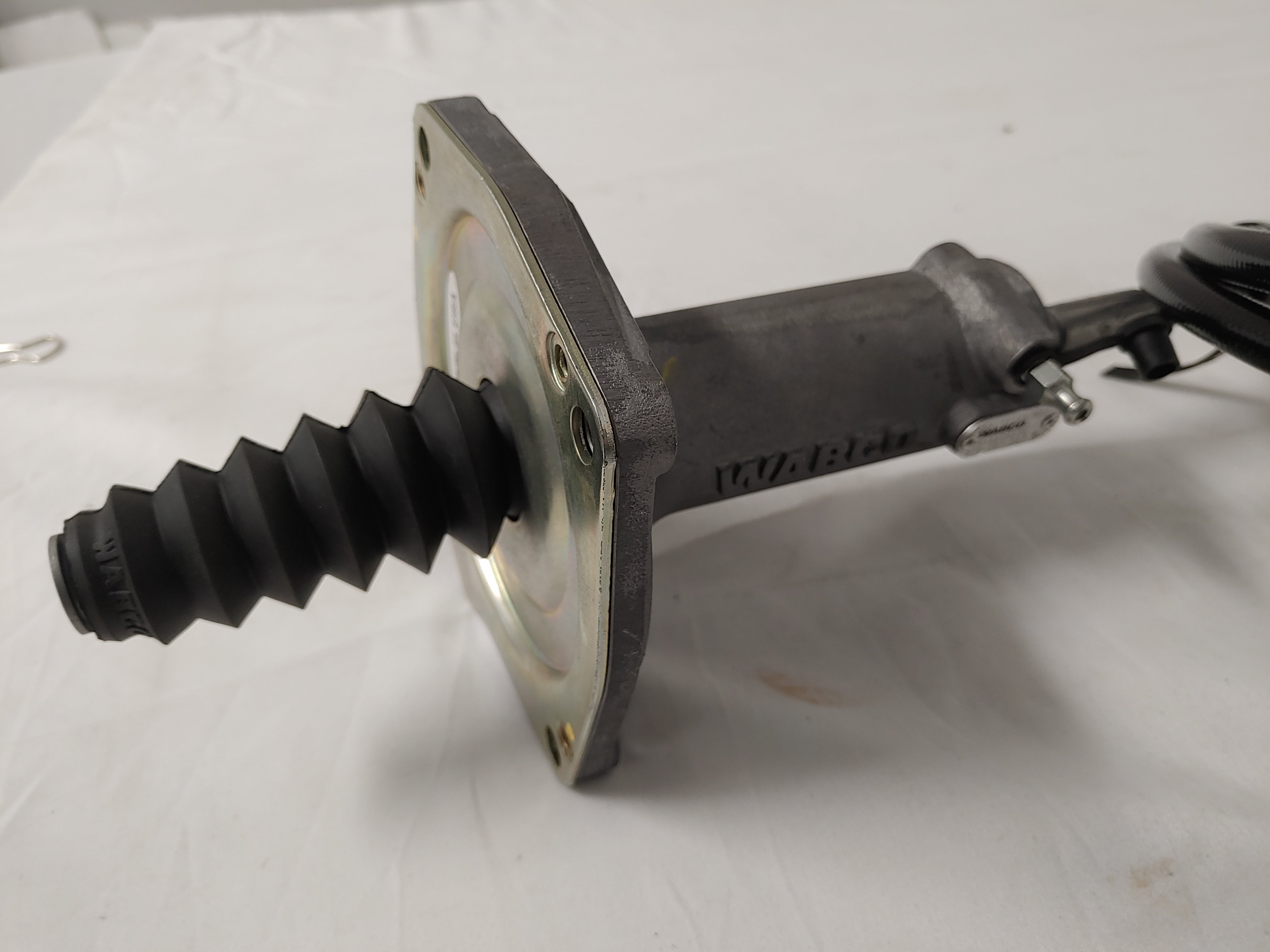 Wabco Hydraulic Clutch Pedal & Slave Cylinder Assembly - P/N A02-14022-000 (8938289987900)