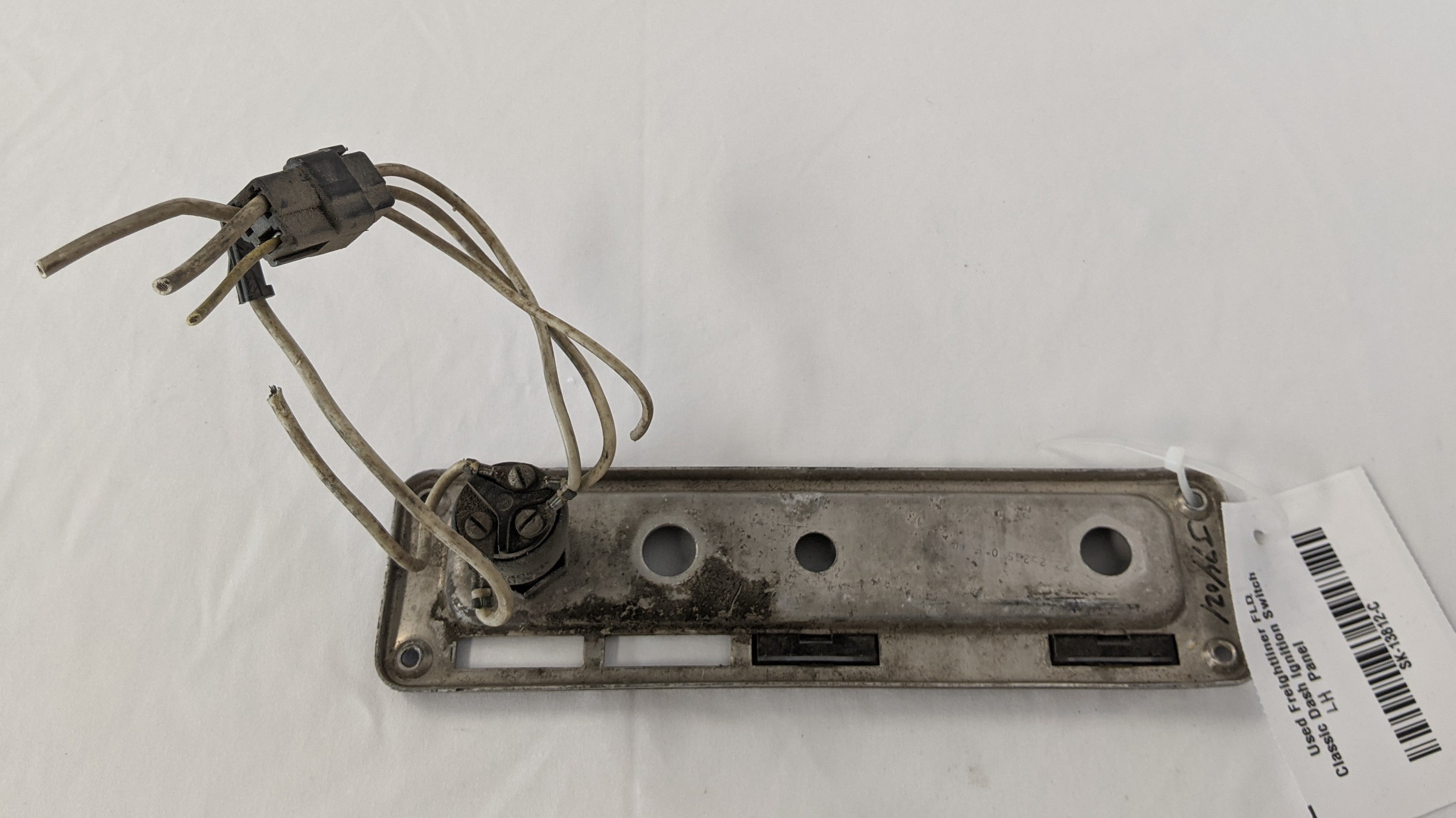 Used Freightliner FLD Classic LH Dash Ignition Switch Panel- P/N 22-25265-009 (9997441532220)