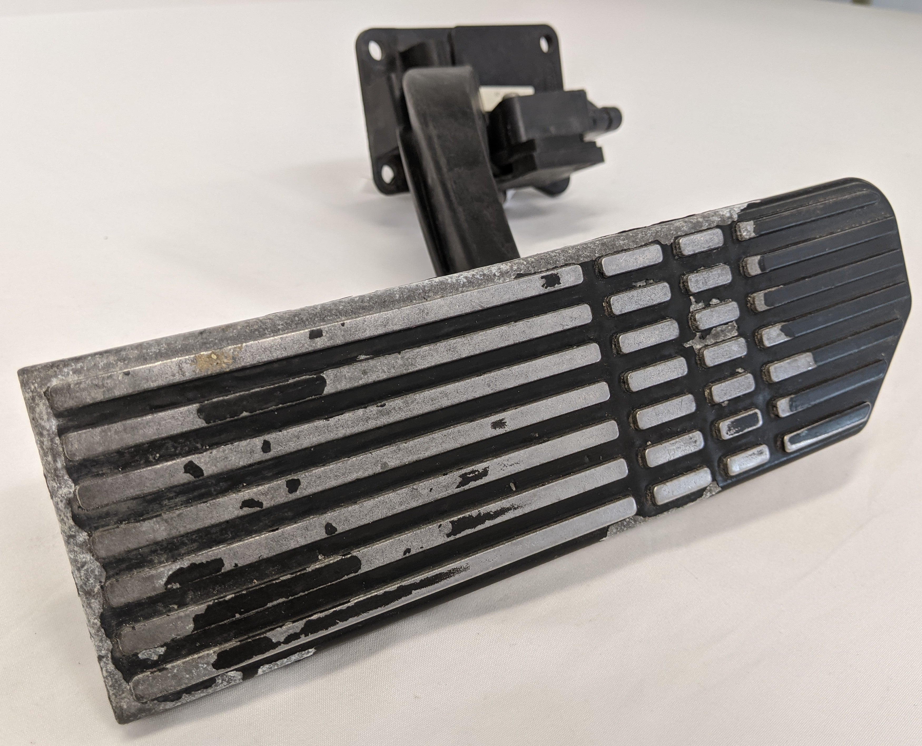 Used Freightliner Century, Columbia DDE MBE Accelerator Pedal -P/N A01-26607-002 (10023699972412)