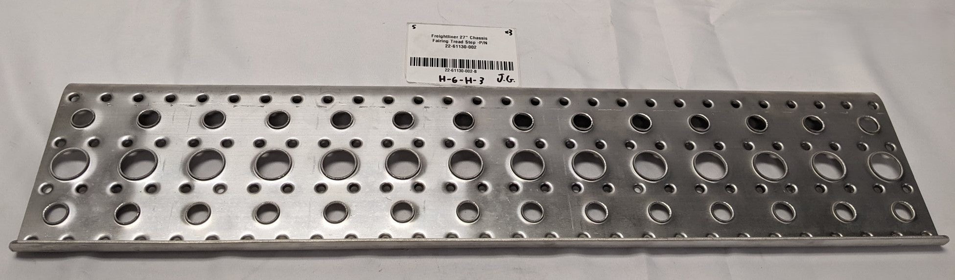 Freightliner 27" Chassis Fairing Tread Step Aluminum | 22-61130-002
