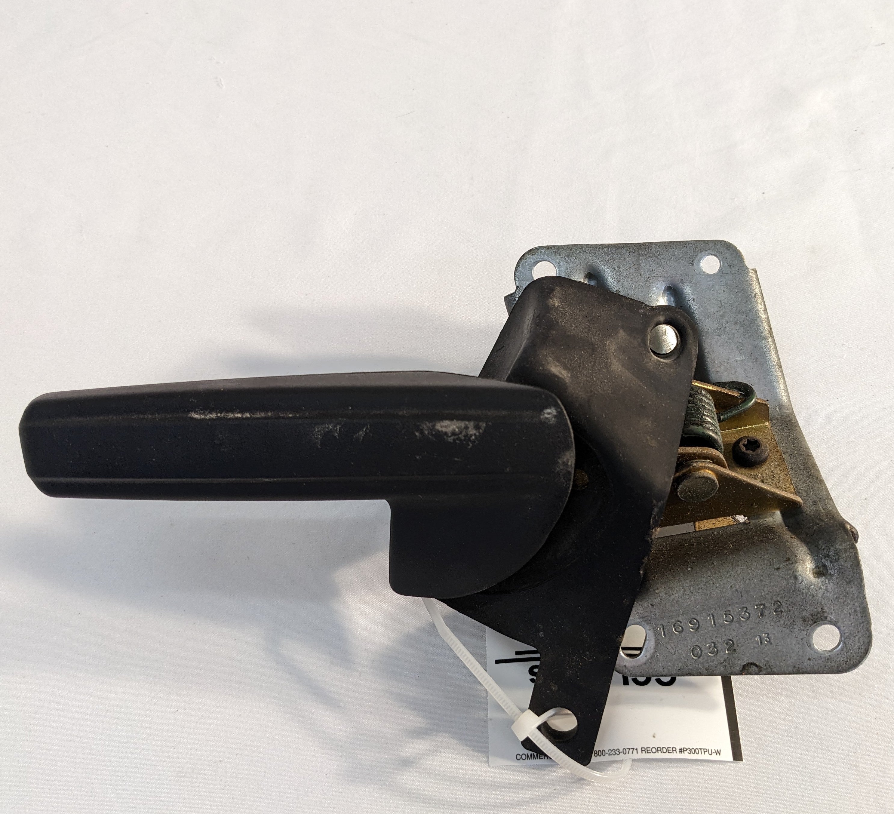 Used Freightliner Cascadia P3 RH Interior Door Handle - P/N 16915372 (10071610589500)