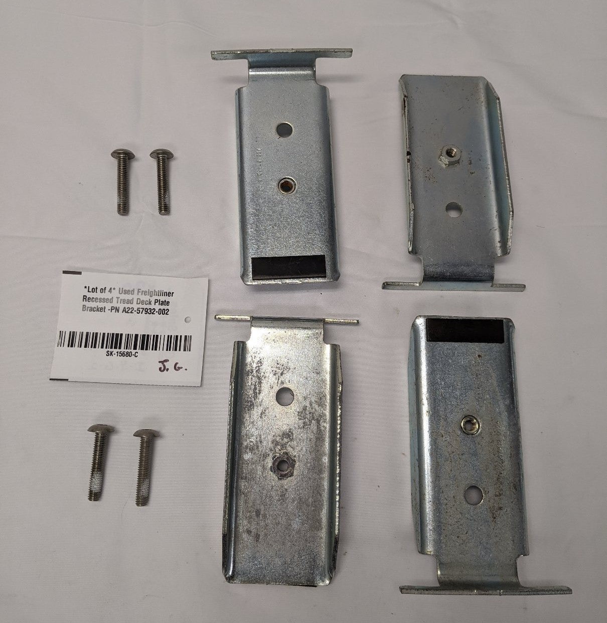 Freightliner Recessed Tread Deck Plate Bracket - A22-57932-002