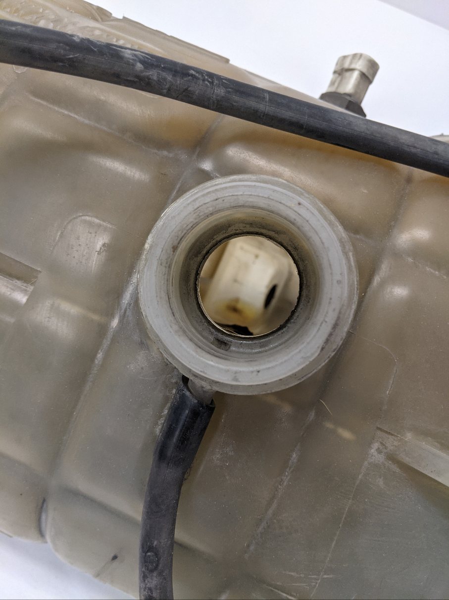 Freightliner Columbia Coolant Reservoir Surge Tank (05-23045-000)