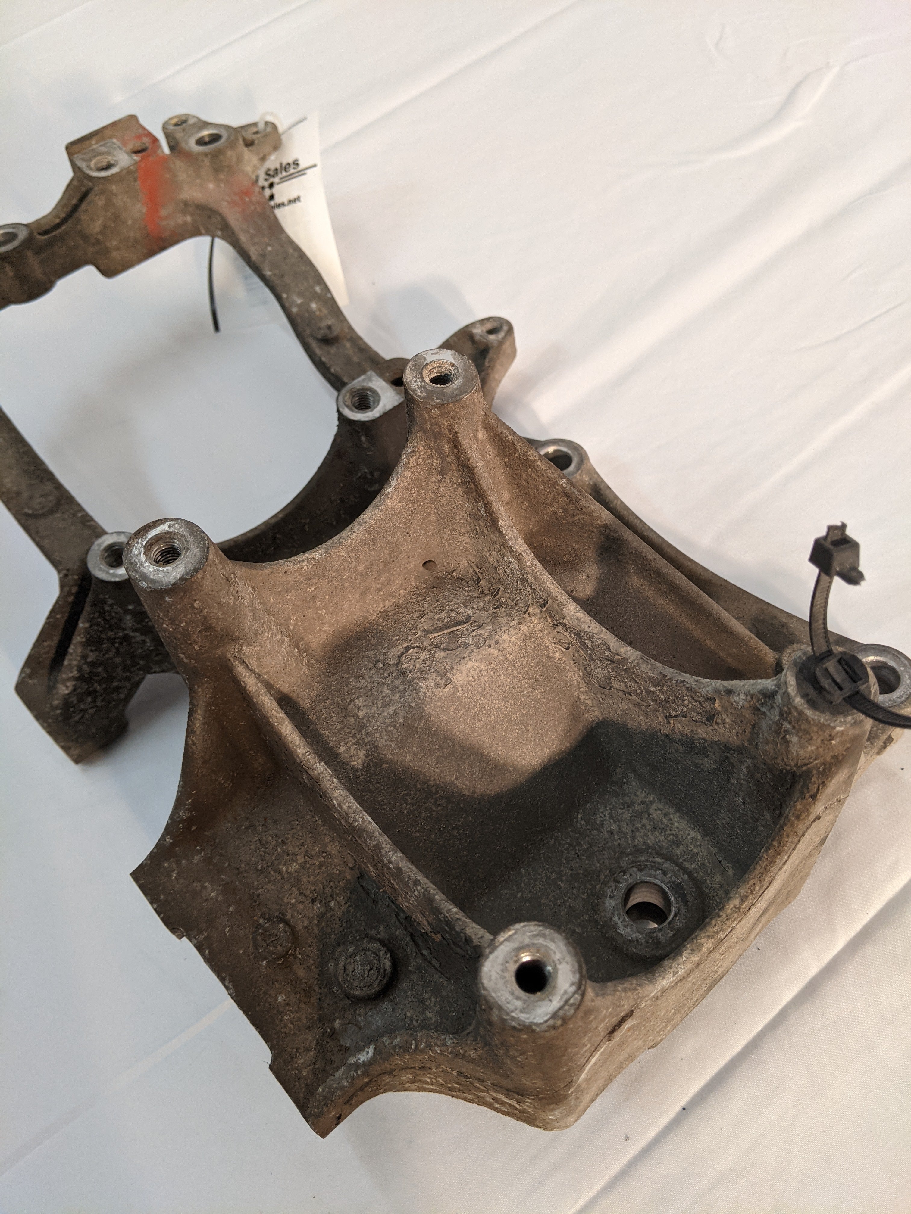 Used Detroit DD15 Engine Alternator Bracket - P/N A472 155 03 35 (10065055547708)