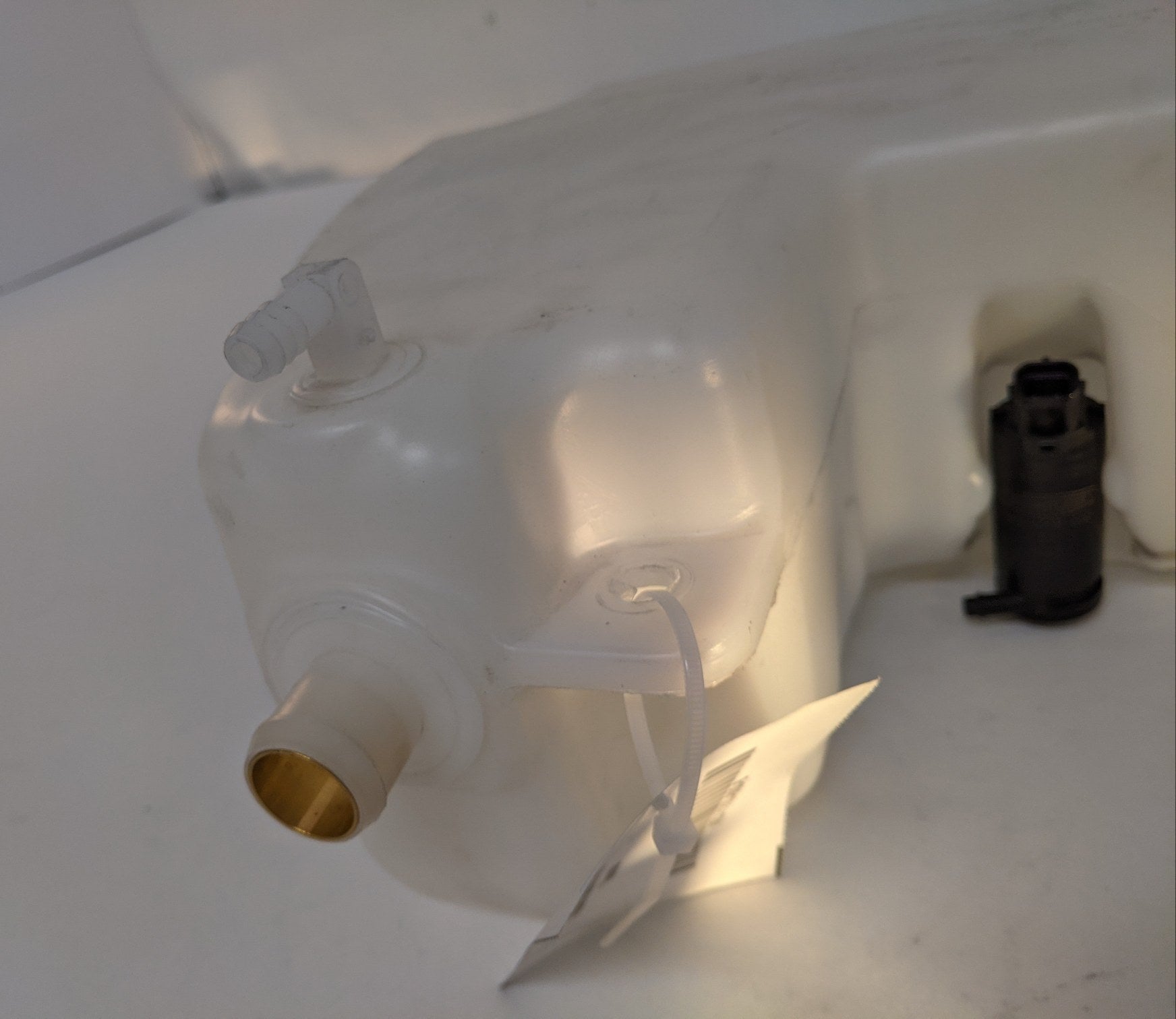 Western Star Windshield Washer Reservoir w/o Sensor - P/N A22-71353-000 (4986367836246)