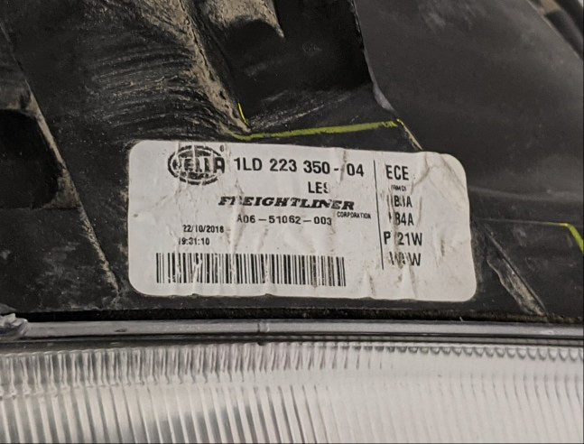 Damaged Freightliner Columbia RH Head Light - P/N A06-51062-003 (9959368491324)