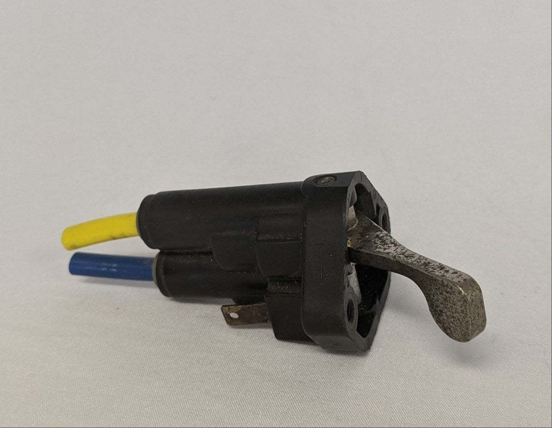 Used Freightliner Electric Air Toggle Control Valve - P/N GTD 3220 1 (10011616215356)