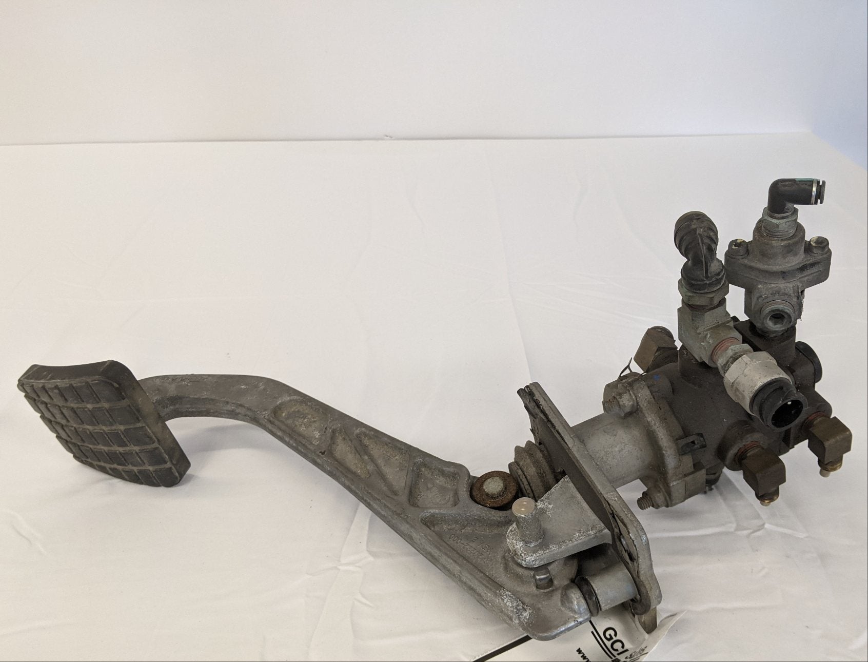 Used Wabco P3 Foot Brake Pedal & Valve Assembly - P/N A12-28399-001 (10057272000828)