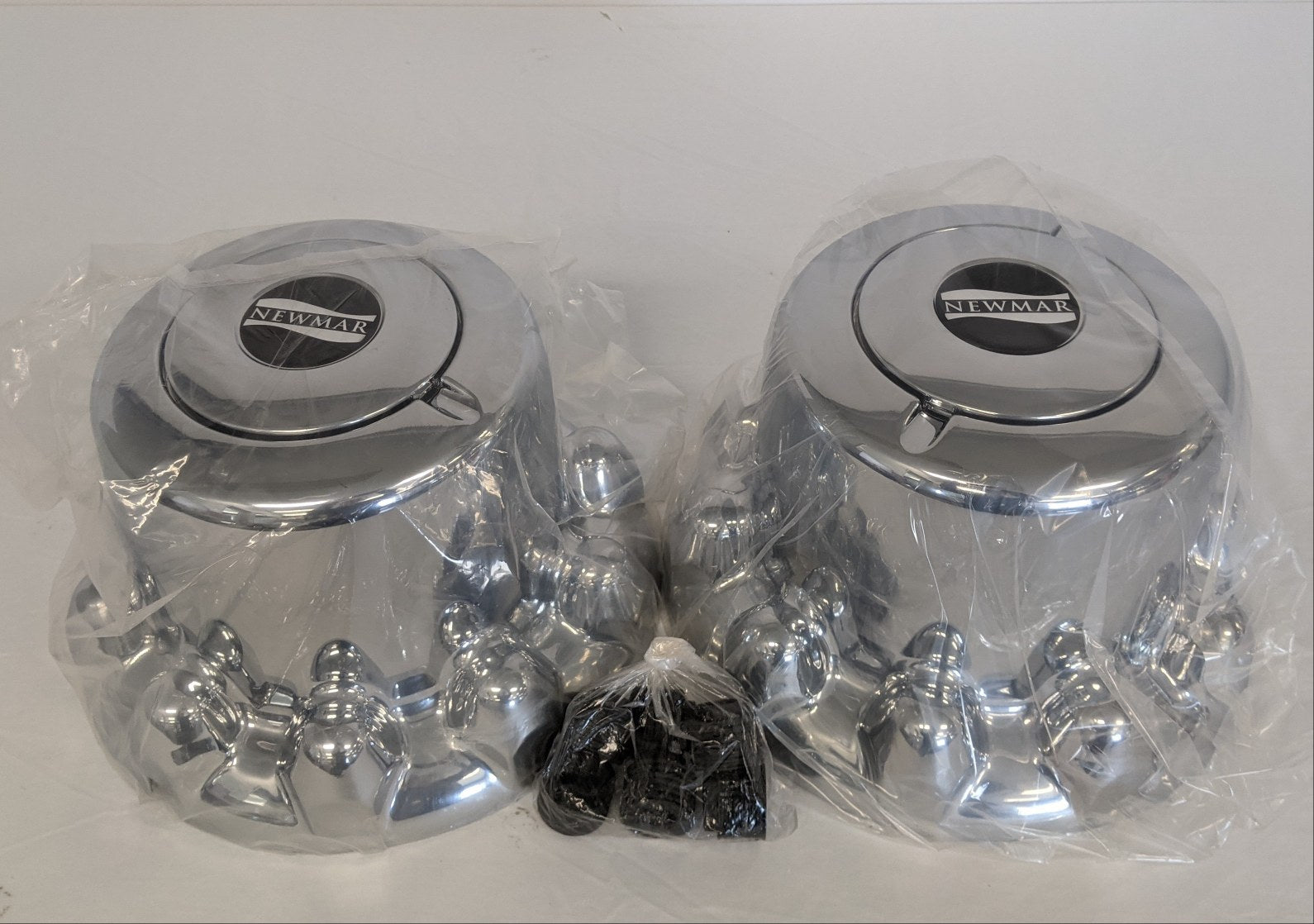 New Newmar 13 3/4" Rear Wheel Cover Hubcap Kit - P/N A22-78645-000 (9974759850300)