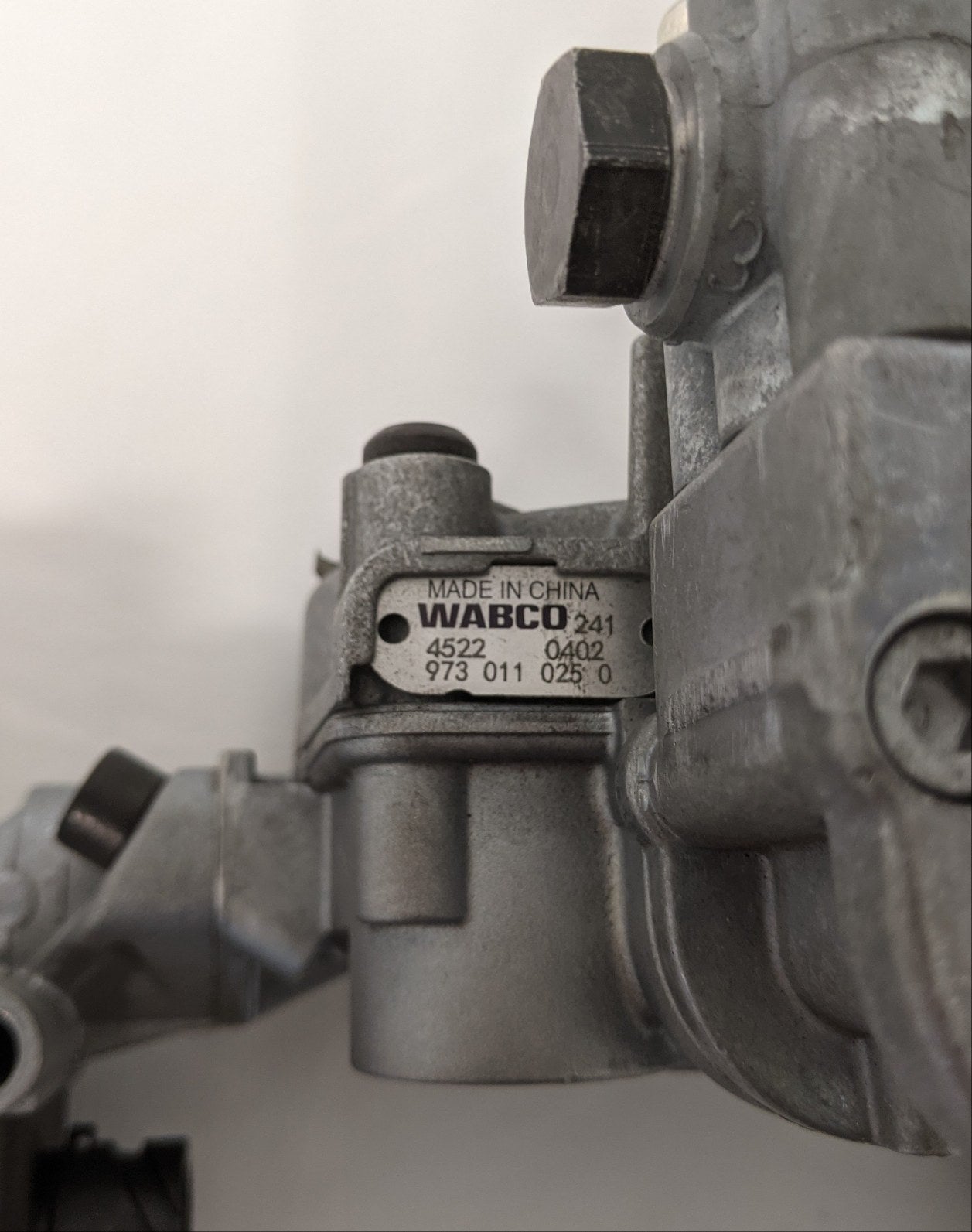 Wabco 6x4 4psi ATC ABS Combo Valve - P/N WAB 472 500 222 0 (9892071342396)