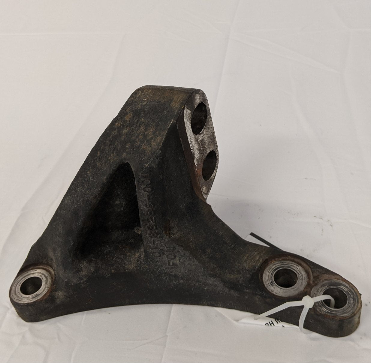 Used Detroit DD15 RH Rear HDEP Engine Support Bracket - P/N: 01-33283-001 (10049460797756)