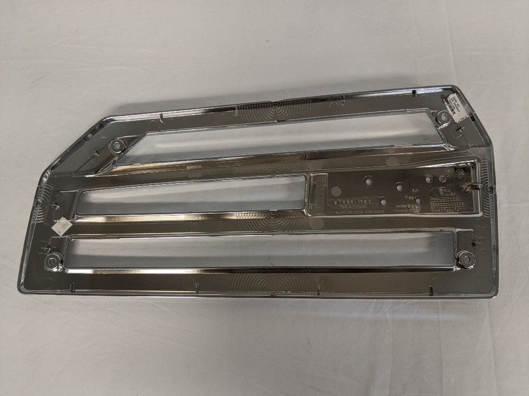 Damaged Western Star RH Air Intake Bezel/Hood Grille w/o Logo P/N 17-19332-001 (3939517726806)