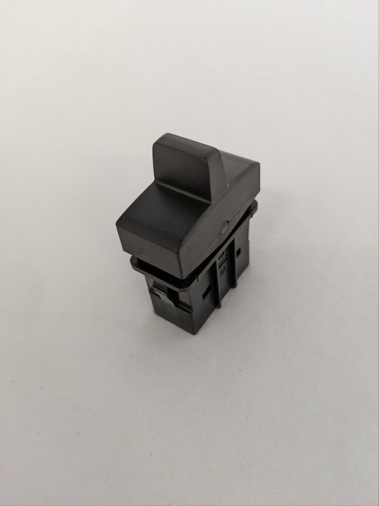 Freightliner Blank 18 Latch MSF Rocker Switch - P/N A66-07493-017 (8827001798972)