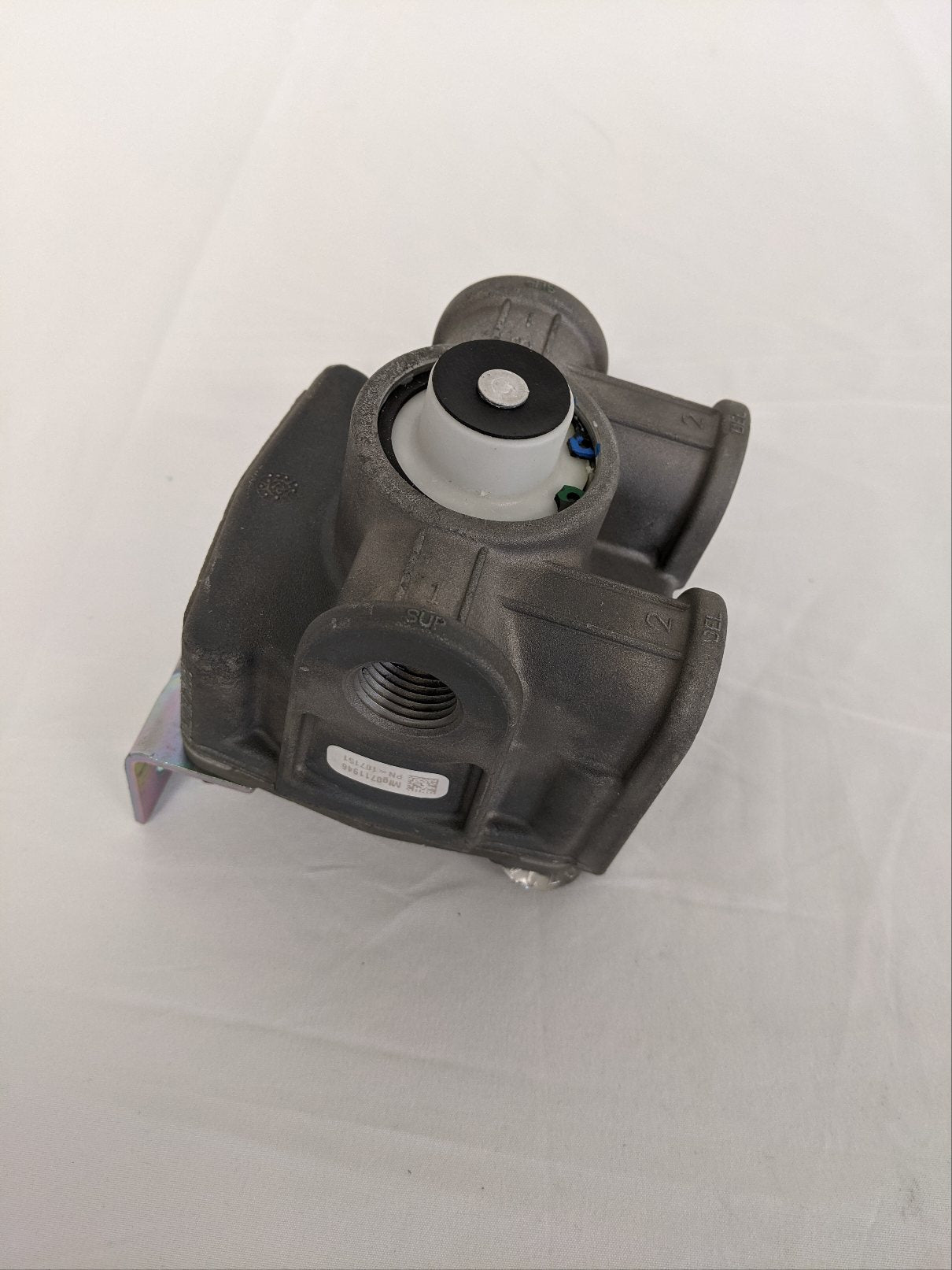 Bendix R12 Quick Release Air Break Relay Valve - P/N 107151 (8890709213500)