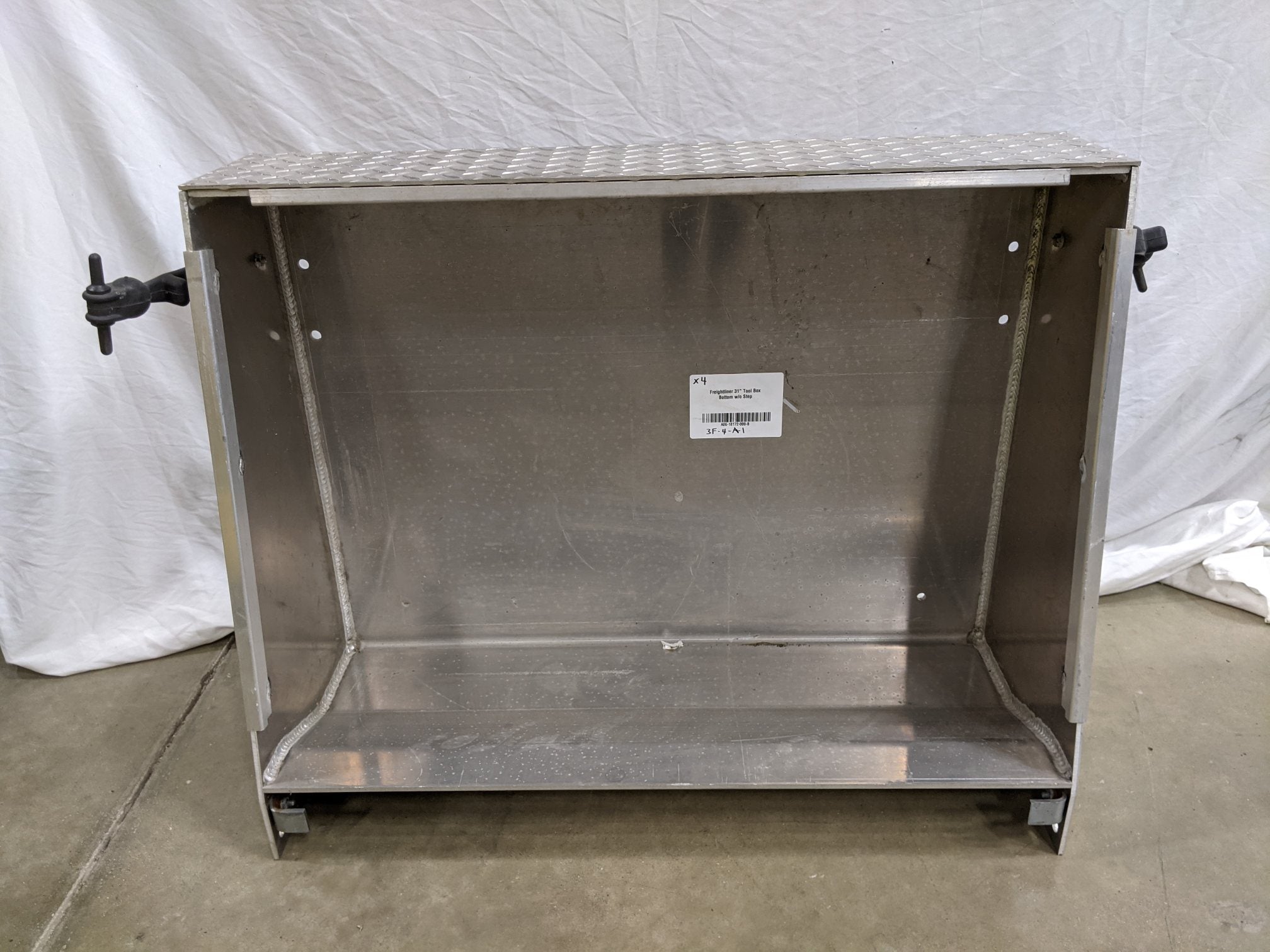 Freightliner 31" Tool Box Bottom w/o Step - P/N A06-18172-000 (9097374335292)