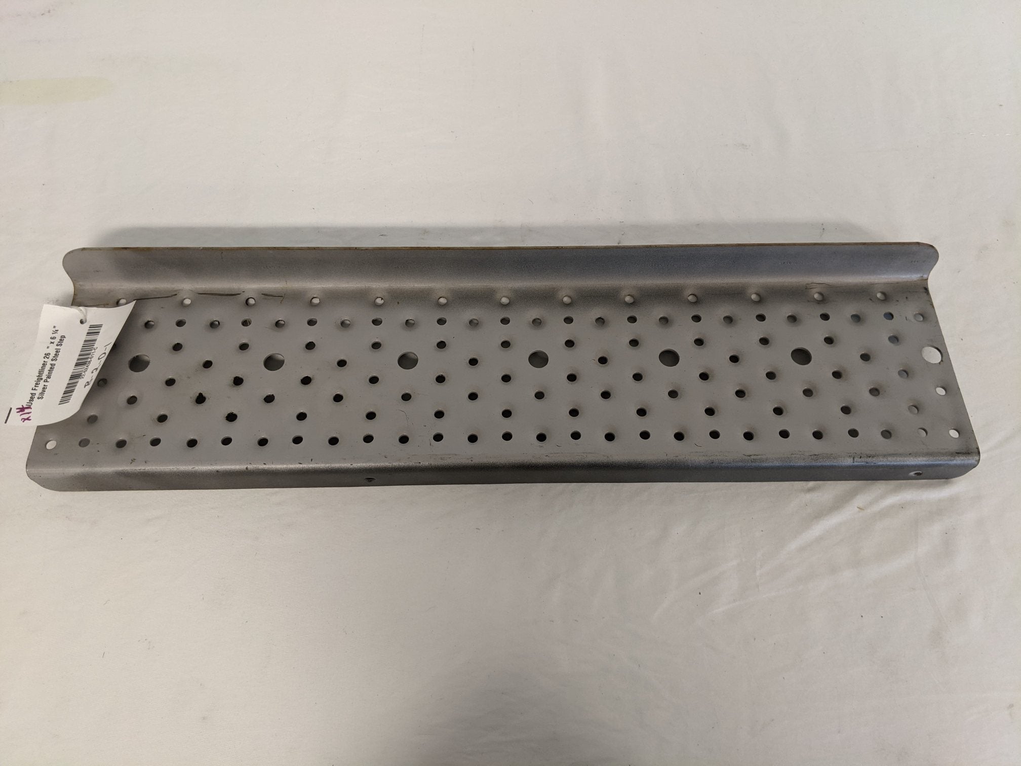 Used Freightliner 26 ⅝" x 6 ¼" Silver Painted Steel Step - P/N 22-52438-011 (9111954129212)