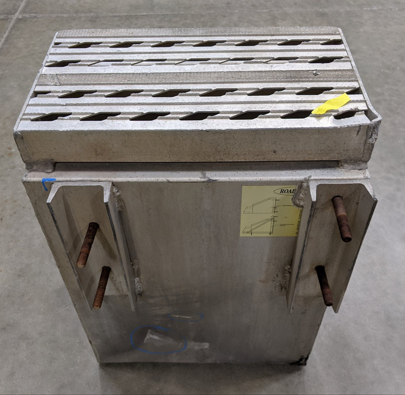Damaged 28" x 18" x 25" Side Step Tool Box w/o Keys (9400766202172)
