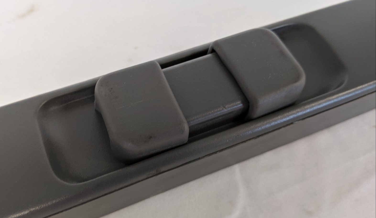 Freightliner 41 5/8" Latch - Vertical Pinch 4" - P/N A18-30526-004 (3939753295958)