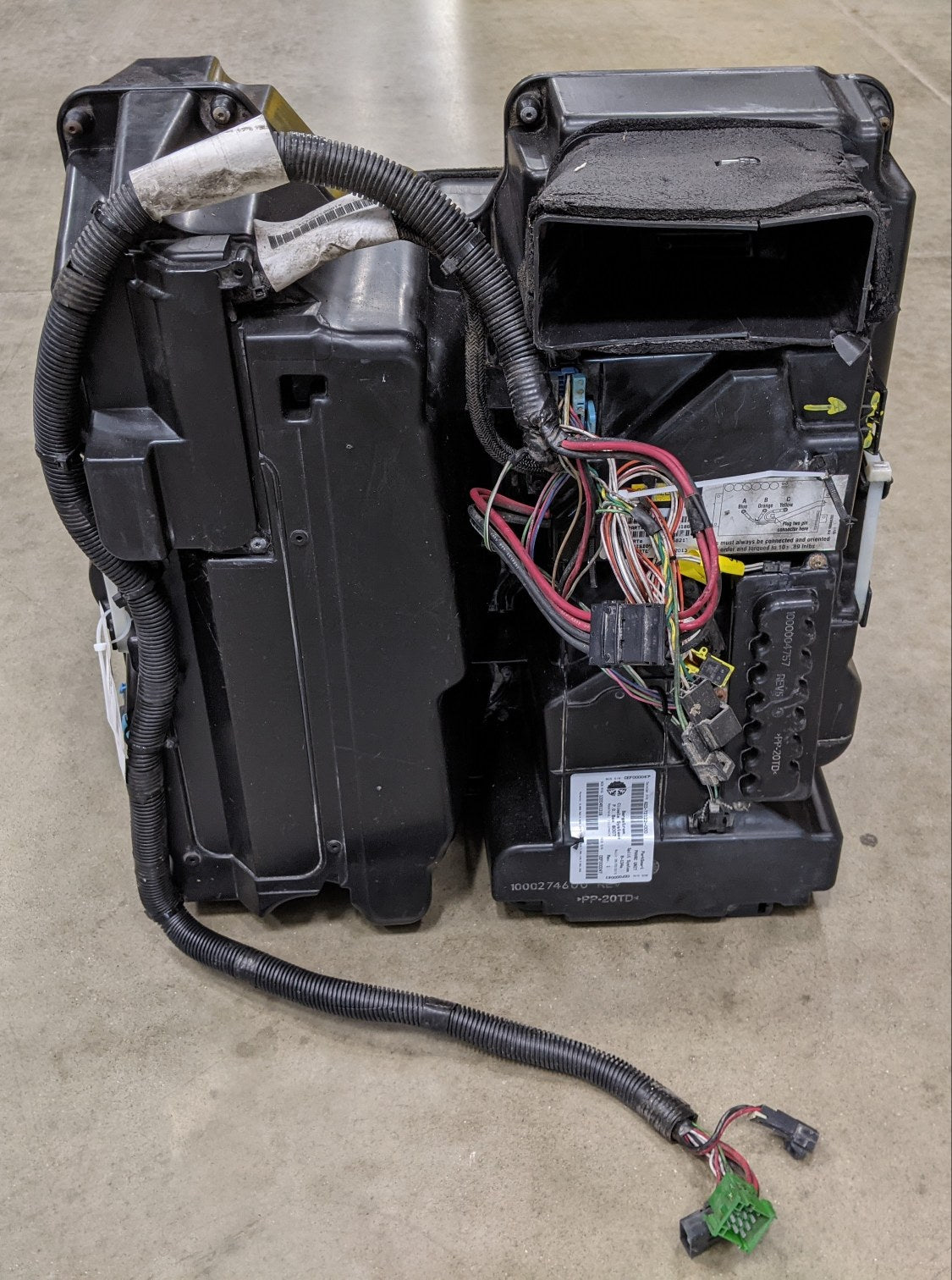 Damaged Freightliner Cascadia P3 HVAC Unit - P/N A22-72122-000 (9667432874300)