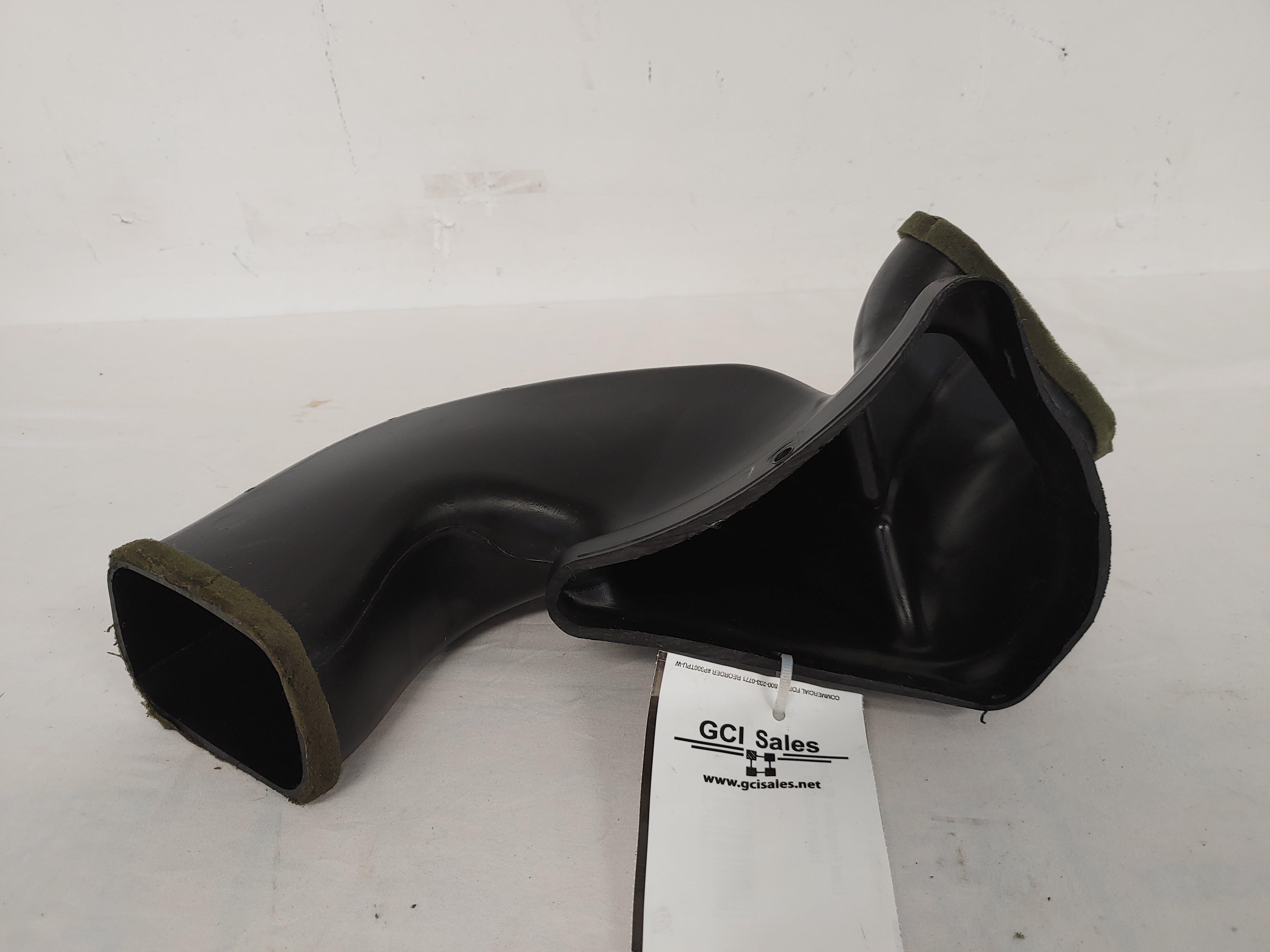 Used Freightliner P3 Center Heater Floor Duct - P/N 22-63475-000 (6801738465366)