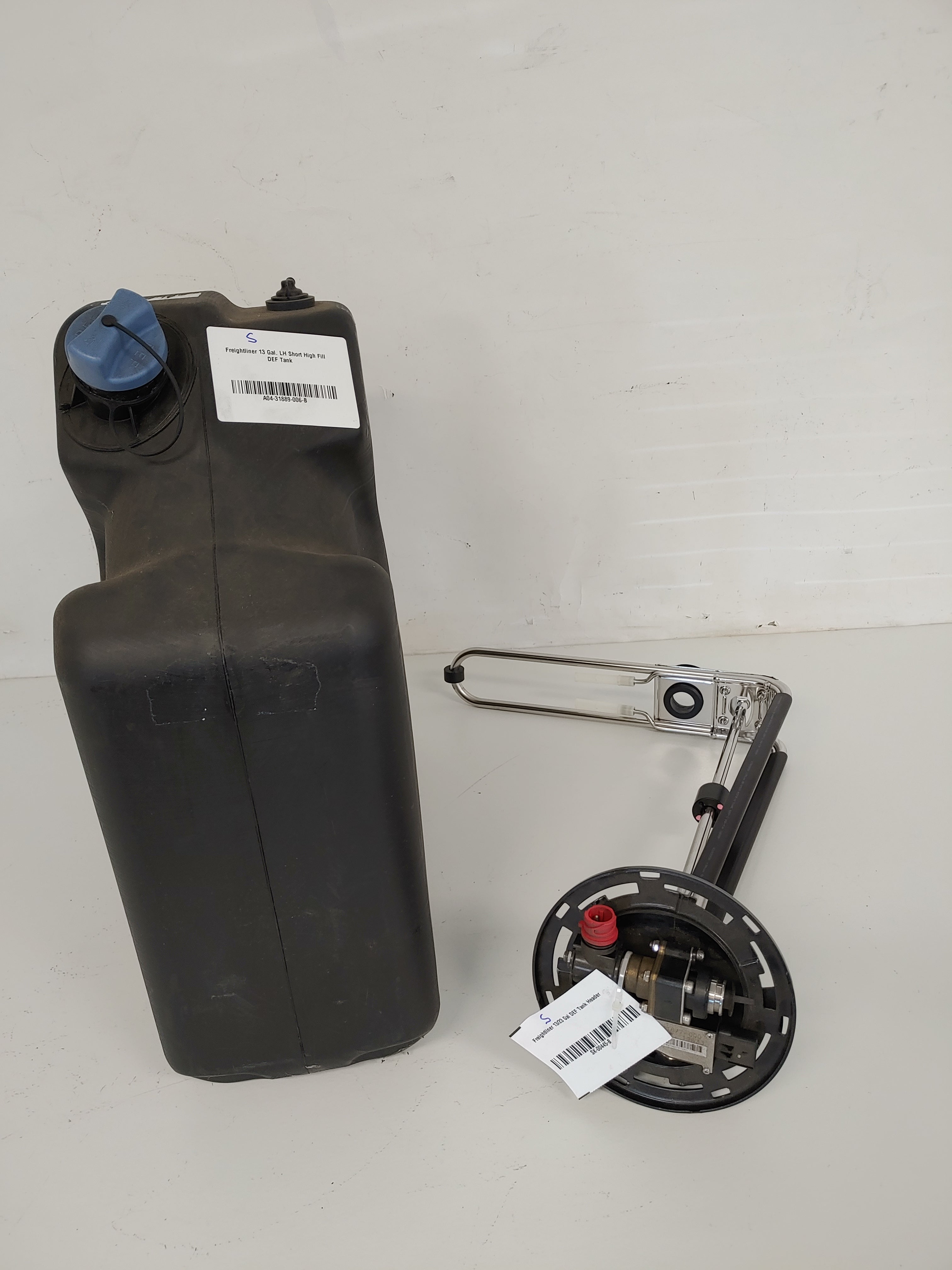 Freightliner DEF Tank P/N A04-31889-006 w/ Header P/N 04-31677-000 (8081638392124)