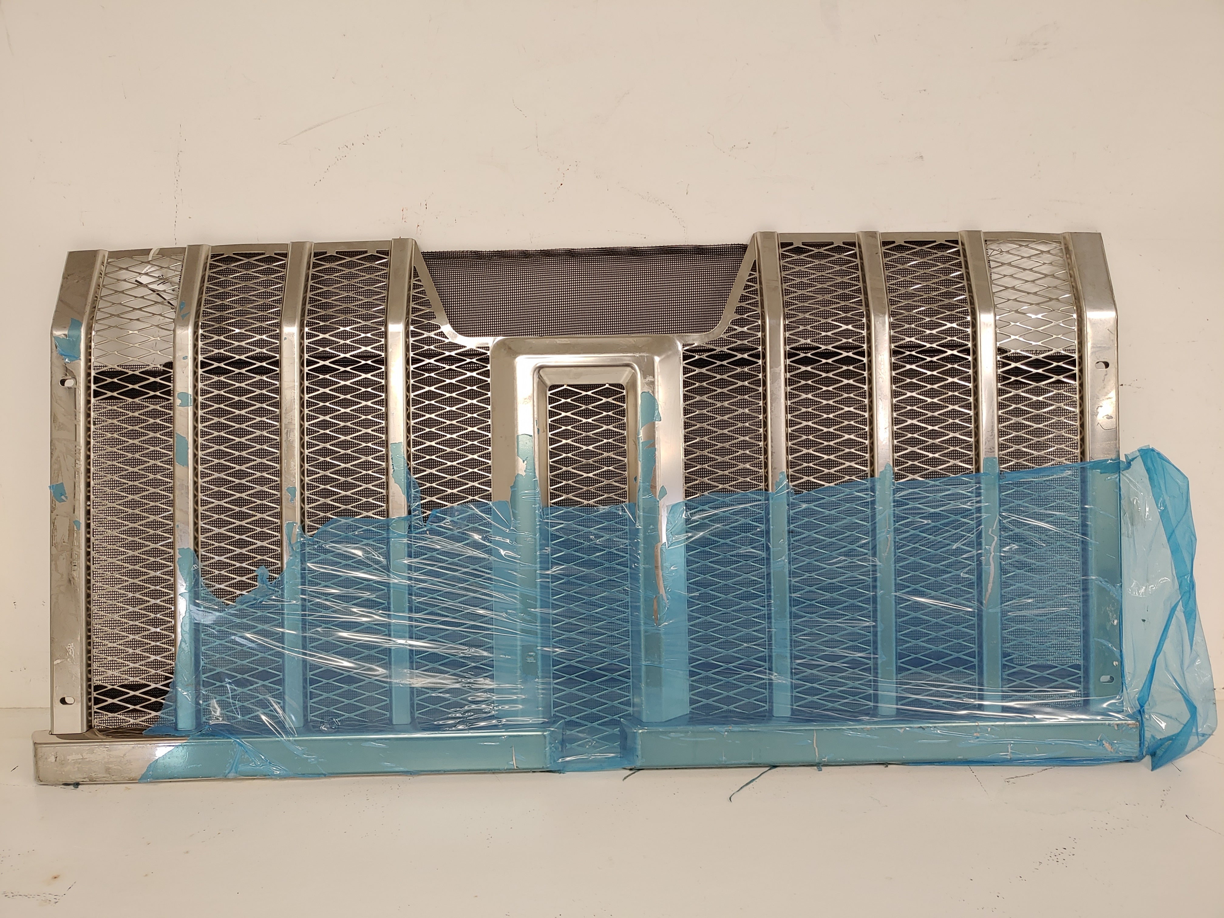 Western Star 49X FFE 23" Radiator Mounted Grille - P/N A17-21900-001 (8164863410492)