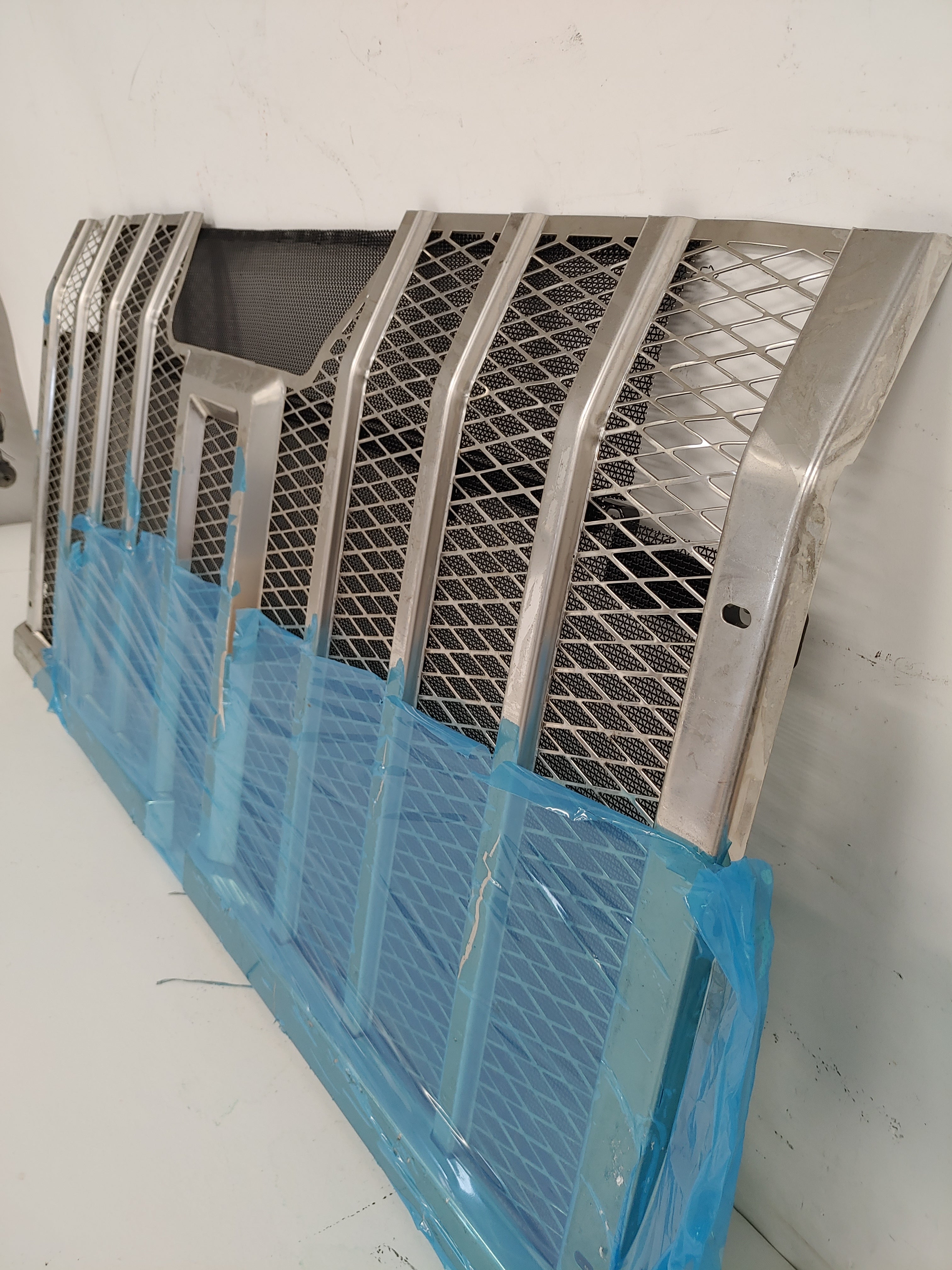 Western Star 49X FFE 23" Radiator Mounted Grille - P/N A17-21900-001 (8164863410492)