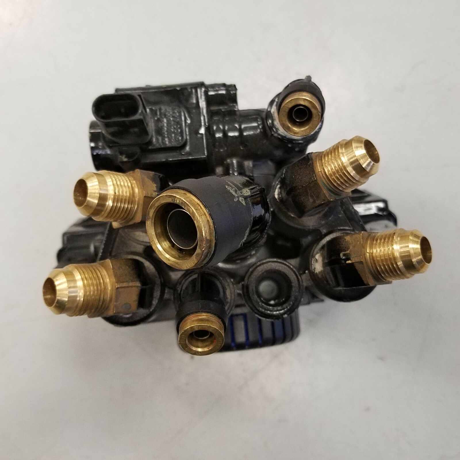 Used Wabco 7 Port Antilock Braking Modulator Valve - P/N: 9760001070 (8245433073980)