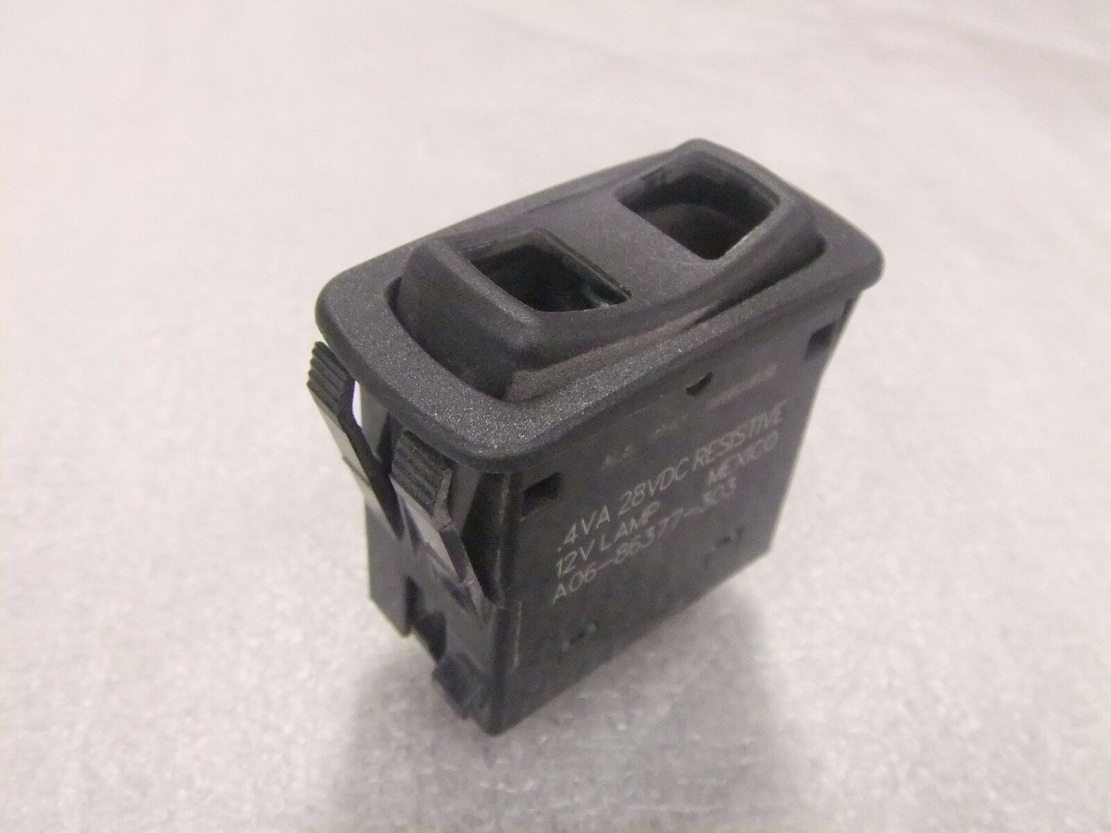 Freightliner Rocker Switch .4VA 28VDC Resistive--12V Lamp--P/N A06-86377-303 (3939721904214)