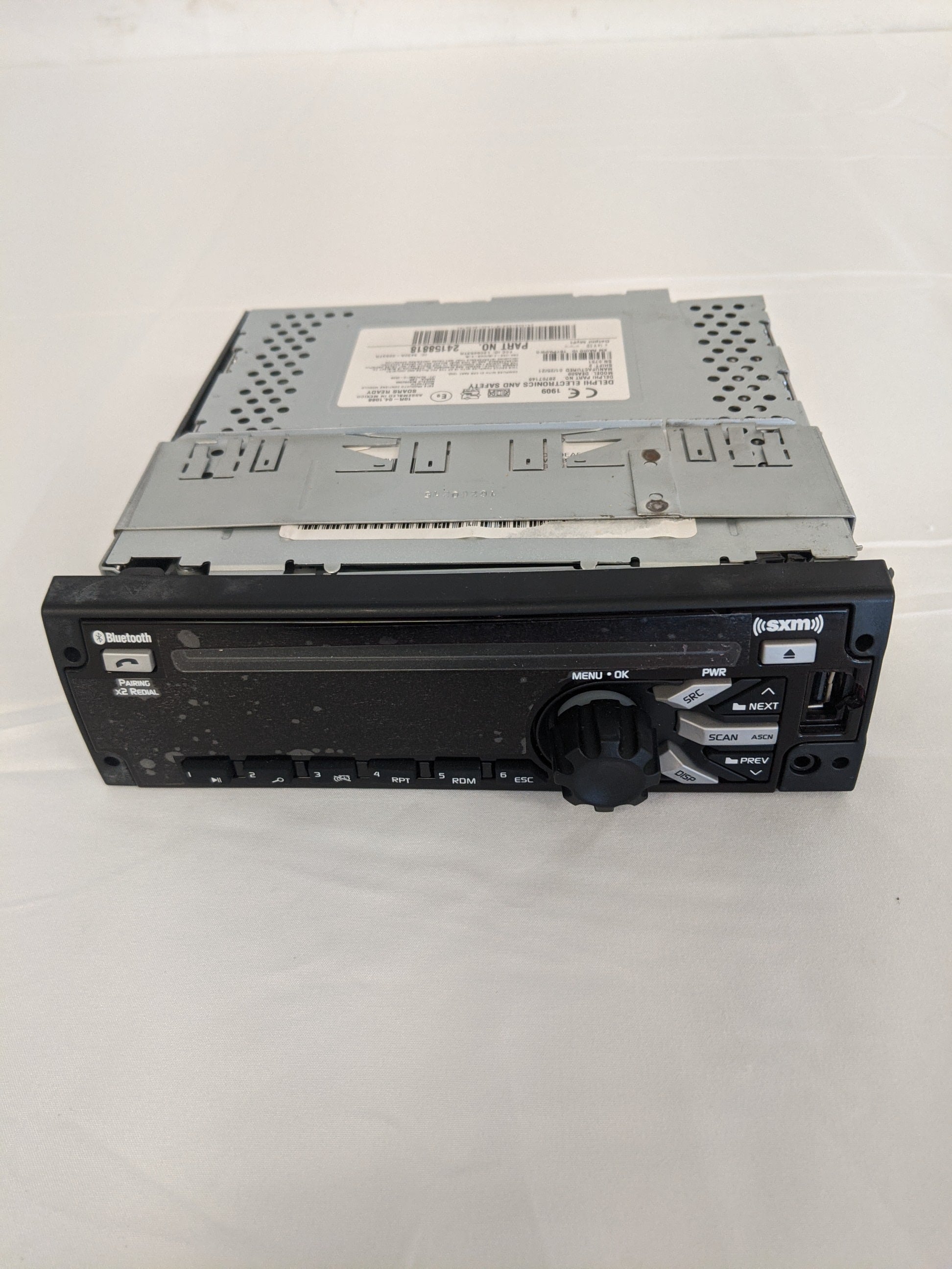 Damaged Delphi DEA540 Radio - P/N: A22-77380-001 (8272940040508)