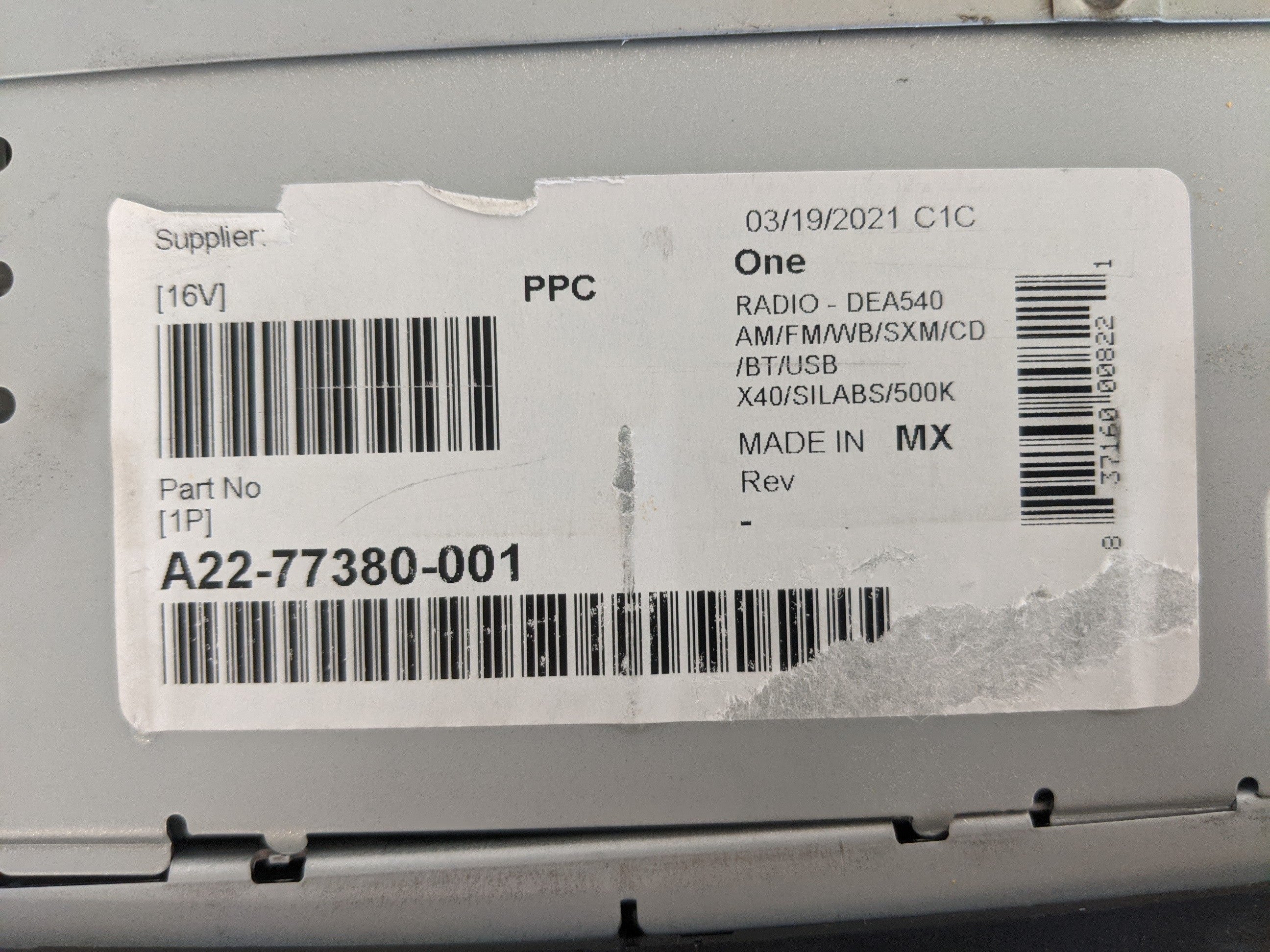Damaged Delphi DEA540 Radio - P/N: A22-77380-001 (8272940040508)