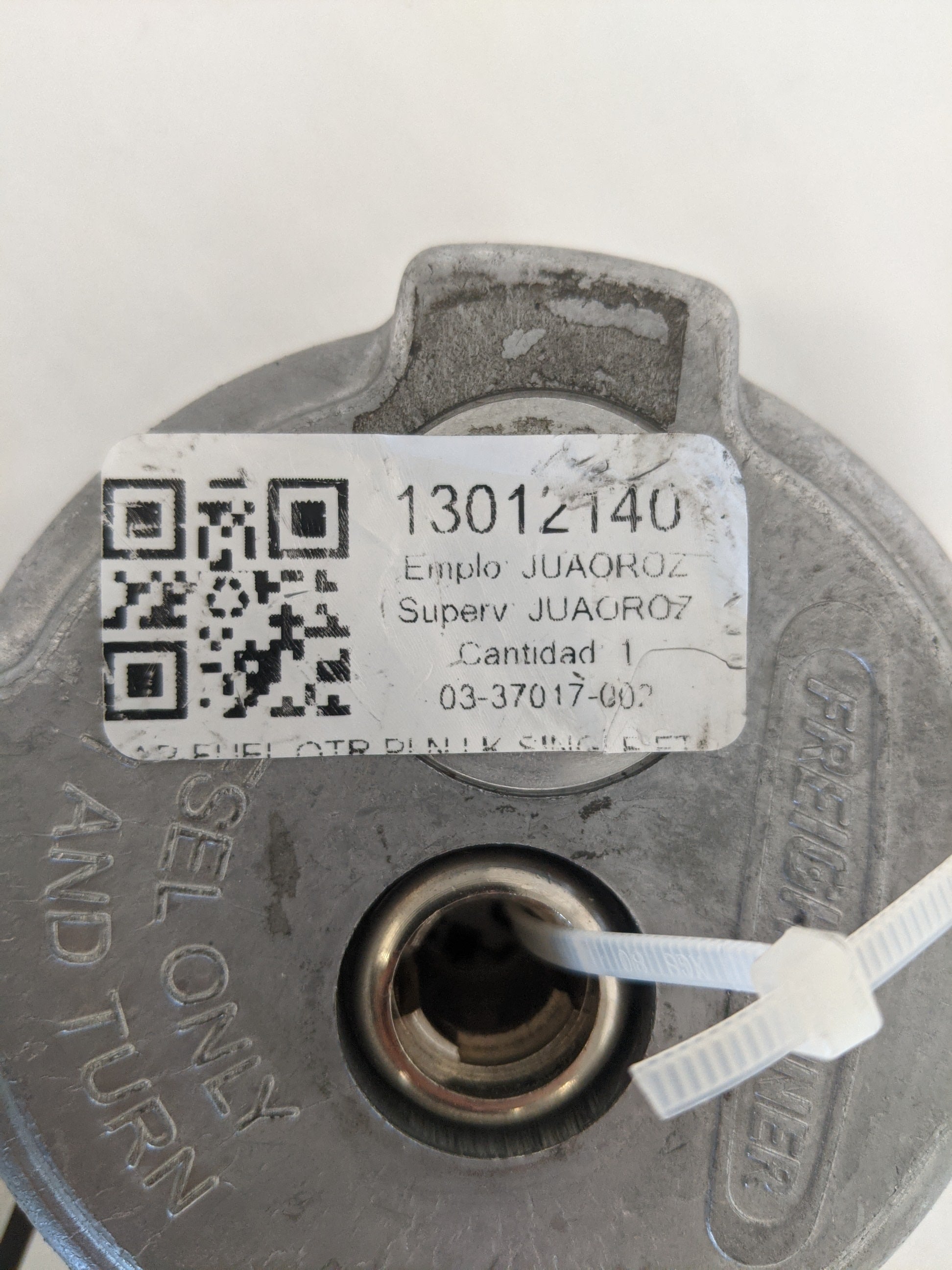 *For Parts Only* Freightliner Locking ¼ Turn Fuel Tank Cap - P/N: 03-37017-002 (8273283678524)