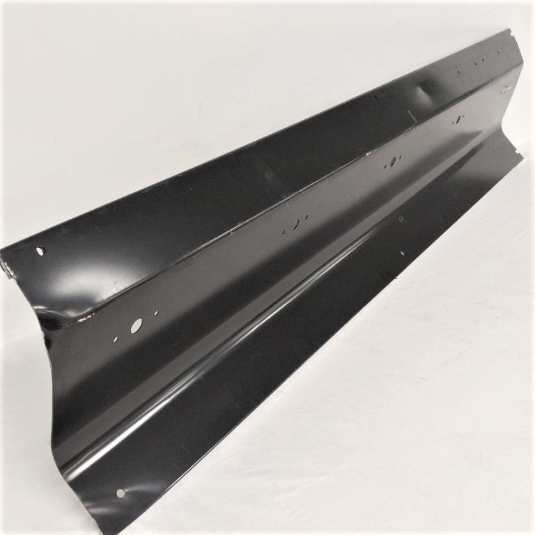 Used Freightliner RH 82" LED Sleeper Skirt - P/N: A18-69330-105 (8755029147964)