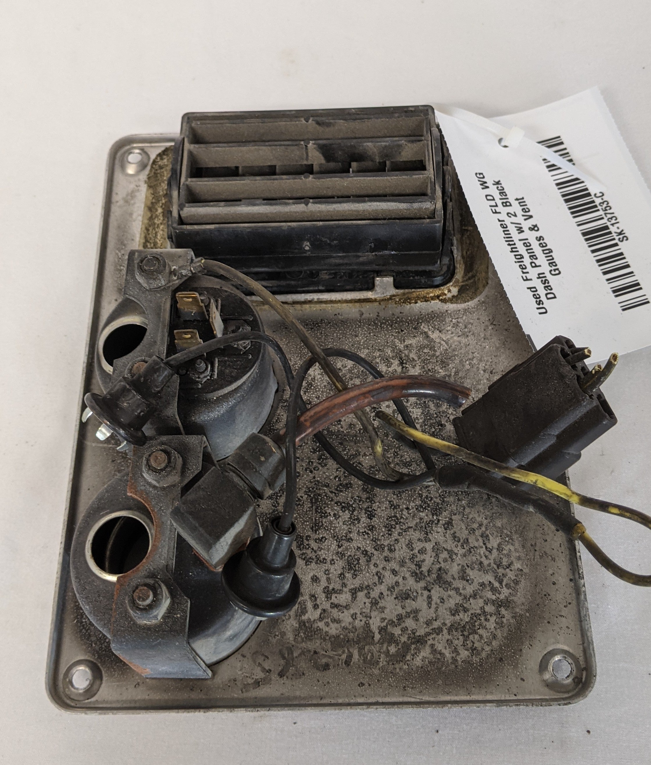 Used Freightliner FLD WG Dash Panel w/ 2 Black Gauges & Vent -P/N 22-32029-001 (9995525783868)