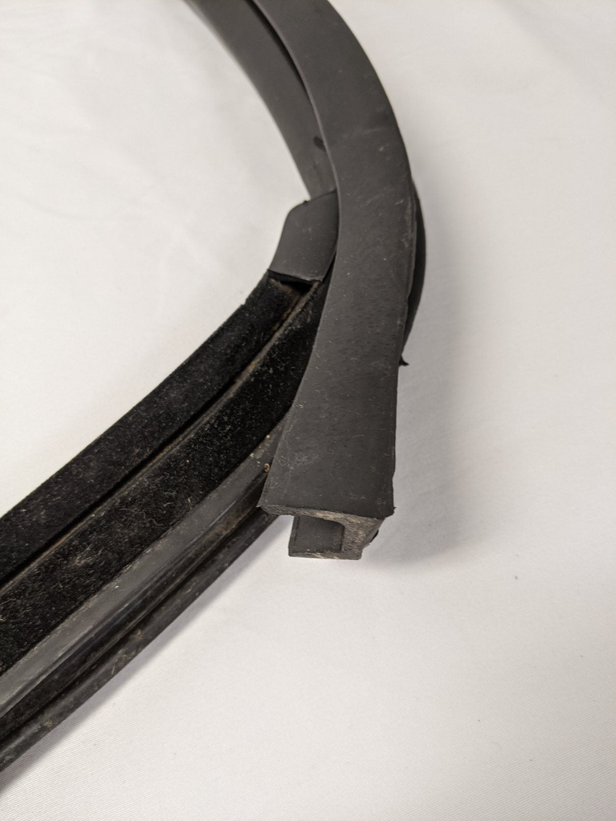 Used Freightliner Cascadia P3 RH Front Door Window w/ Seal - P/N A18-53291-001