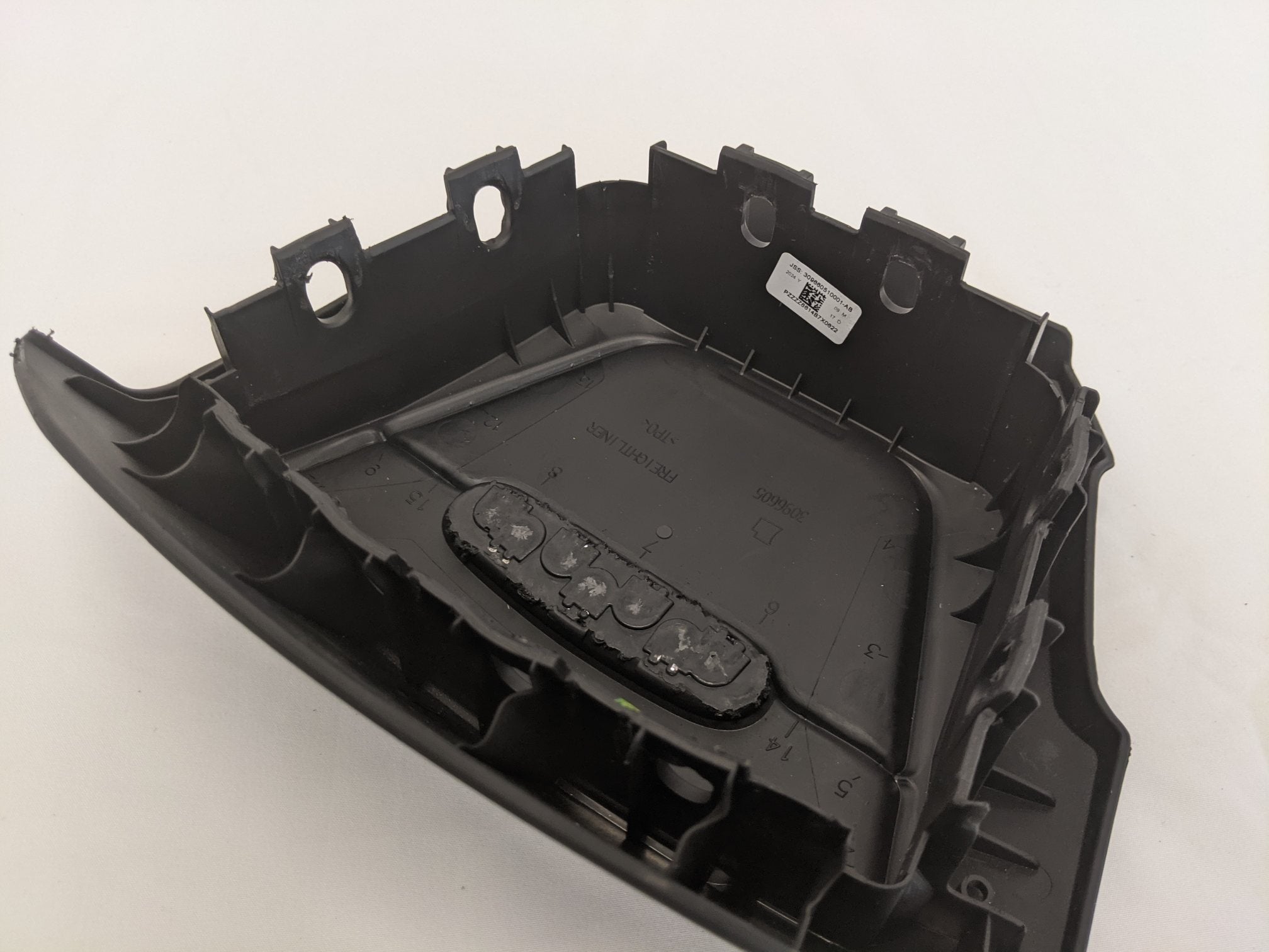 Damaged Freightliner Steering Wheel Center Cover Only for A14-19622-000 (10127972794684)