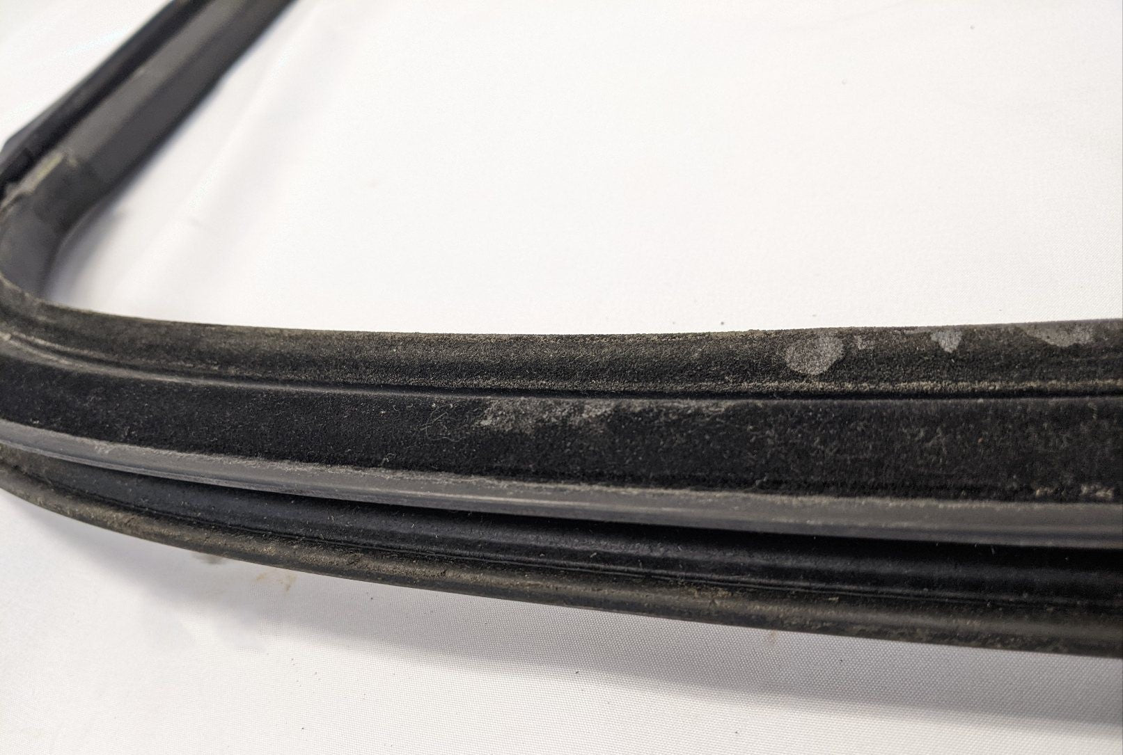 Damaged Freightliner Cascadia P3 LH Front Door Window w/ Seal -P/N A18-53291-002