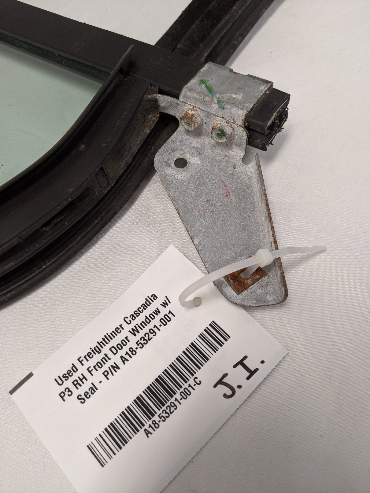 Used Freightliner Cascadia P3 RH Front Door Window w/ Seal - P/N A18-53291-001