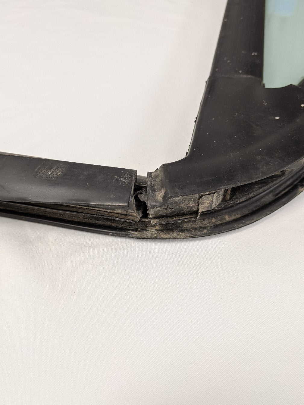 Used Freightliner Cascadia P3 RH Front Door Window w/ Seal - P/N A18-53291-001