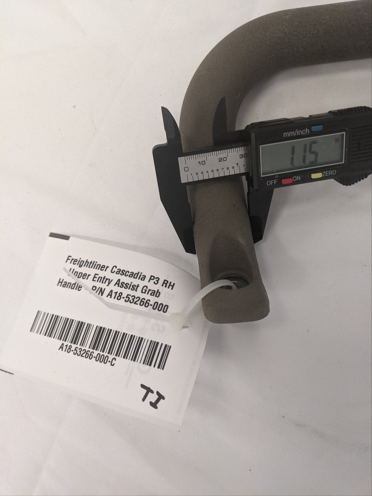 Freightliner Cascadia P3 RH Upper Entry Assist Grab Handle - P/N A18-53266-000