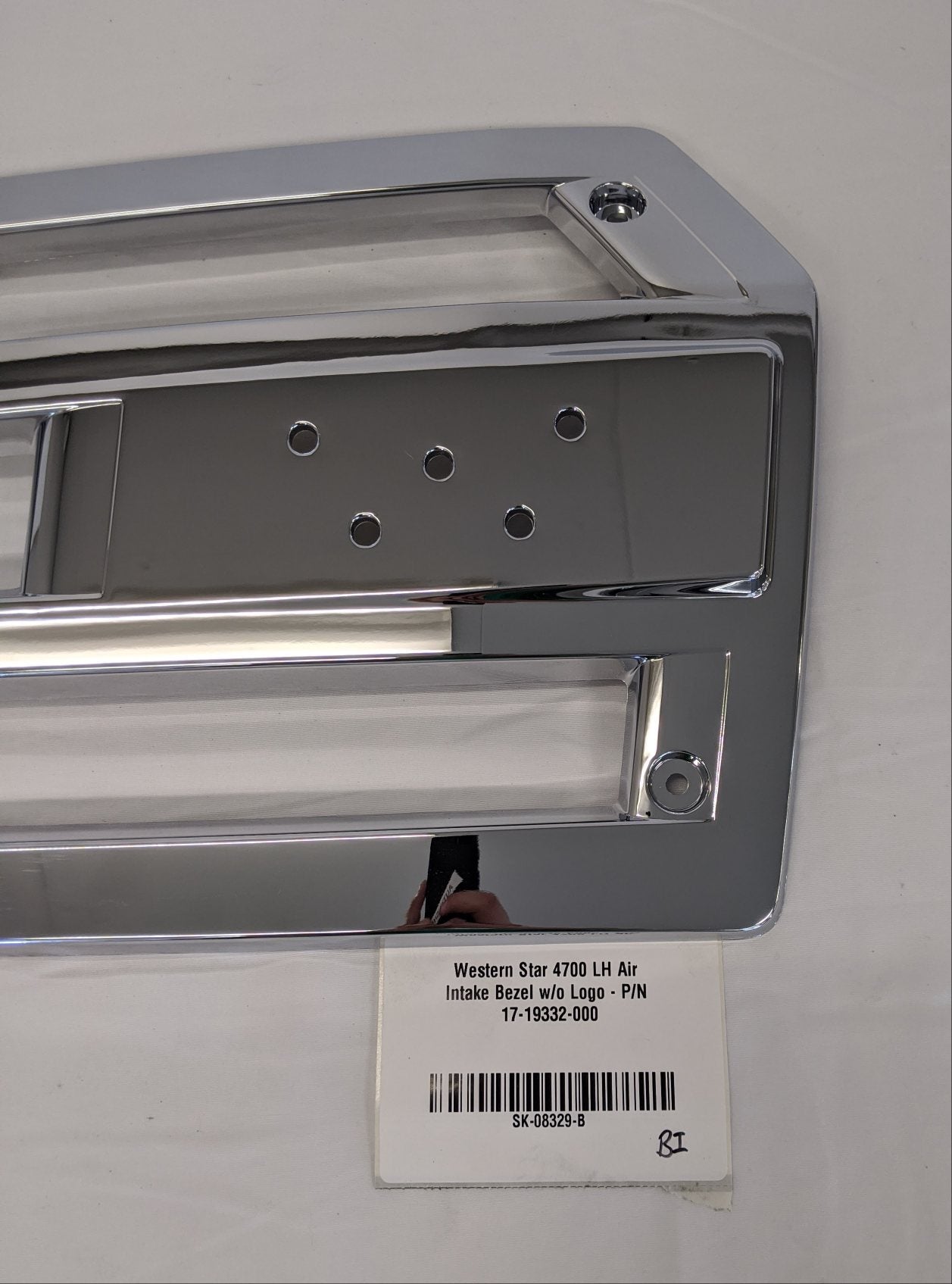 Western Star 4700 LH Air Intake Bezel w/o Logo - P/N  17-19332-000 (6727674691670)