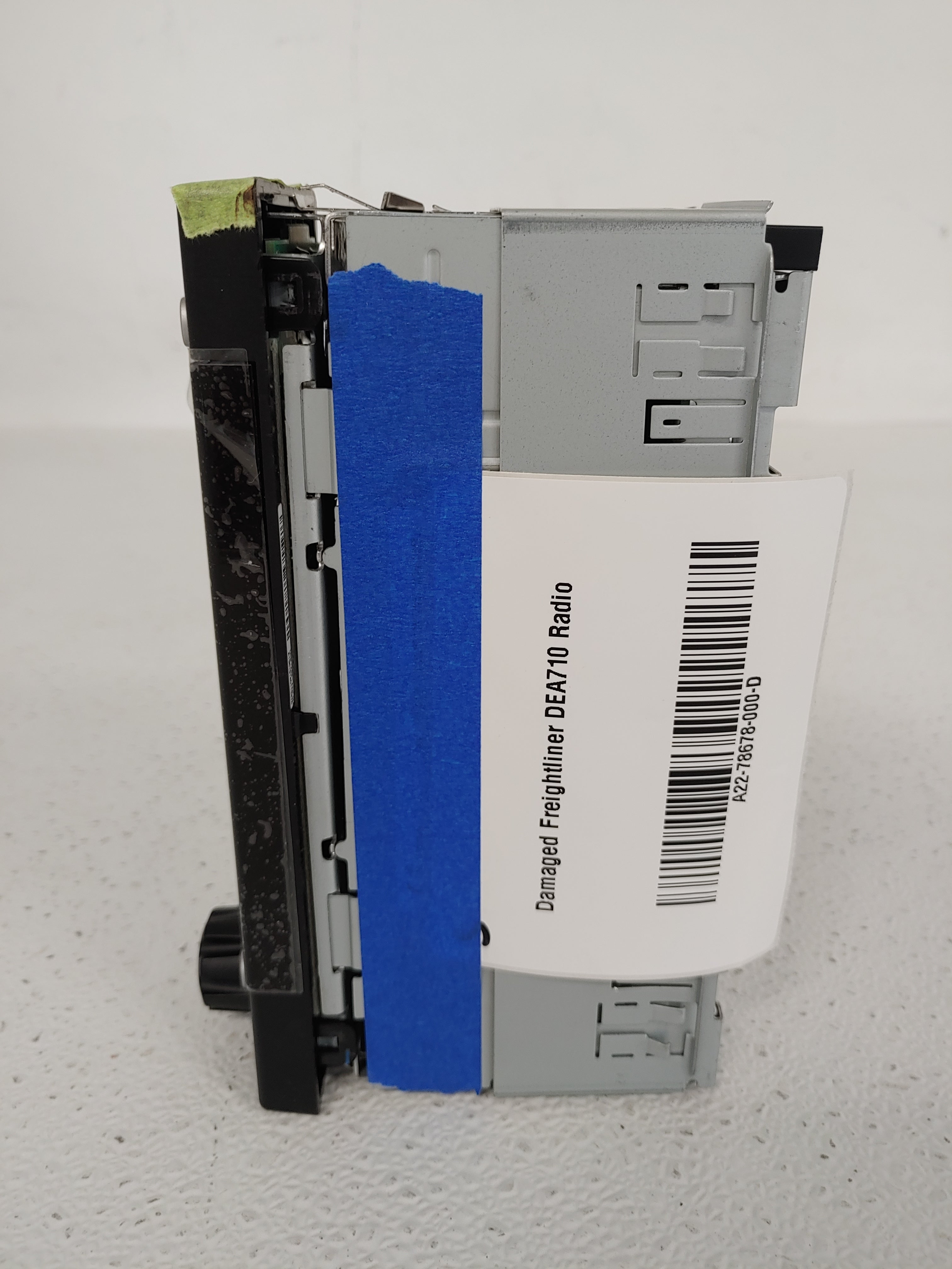 Damaged Freightliner DEA710 Radio - P/N  A22-78678-000 (8755980009788)