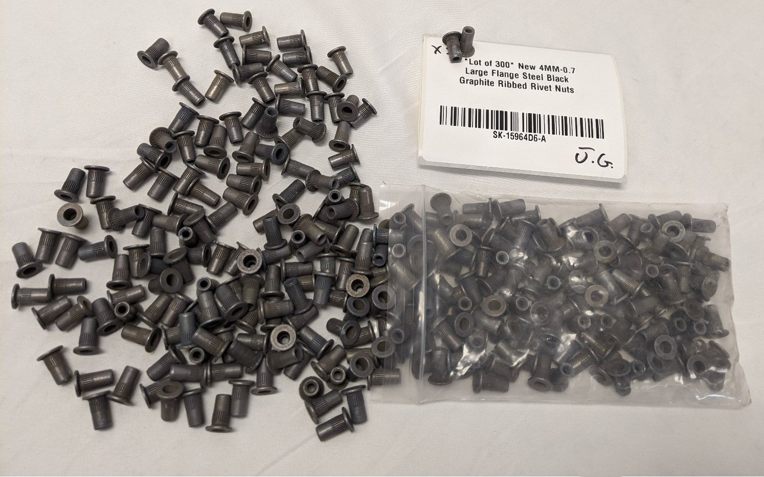 *Lot of 300* New 4MM-0.7 Large Flange Steel Black Graphite Ribbed Rivet Nuts