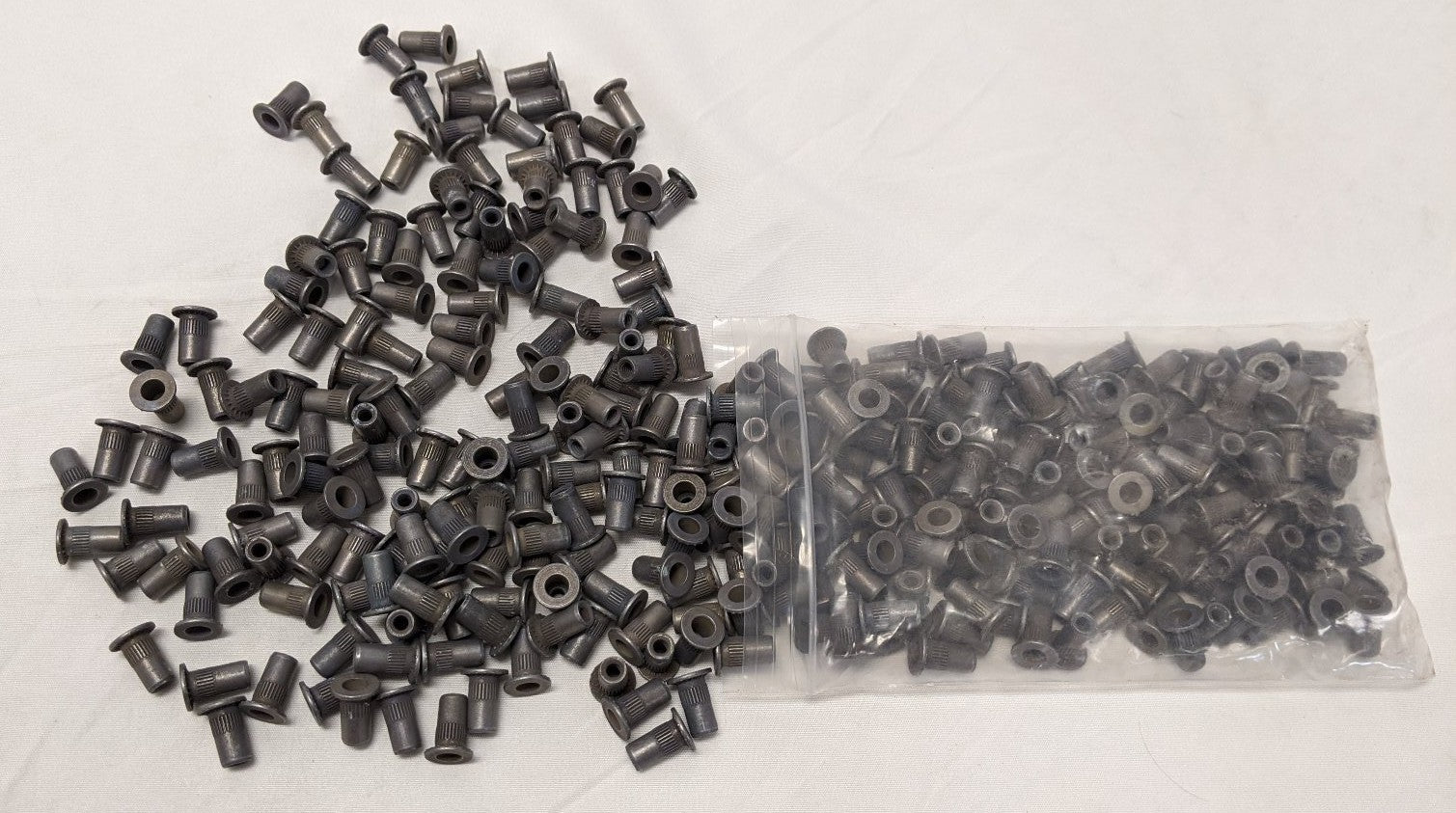 *Lot of 300* New 4MM-0.7 Large Flange Steel Black Graphite Ribbed Rivet Nuts