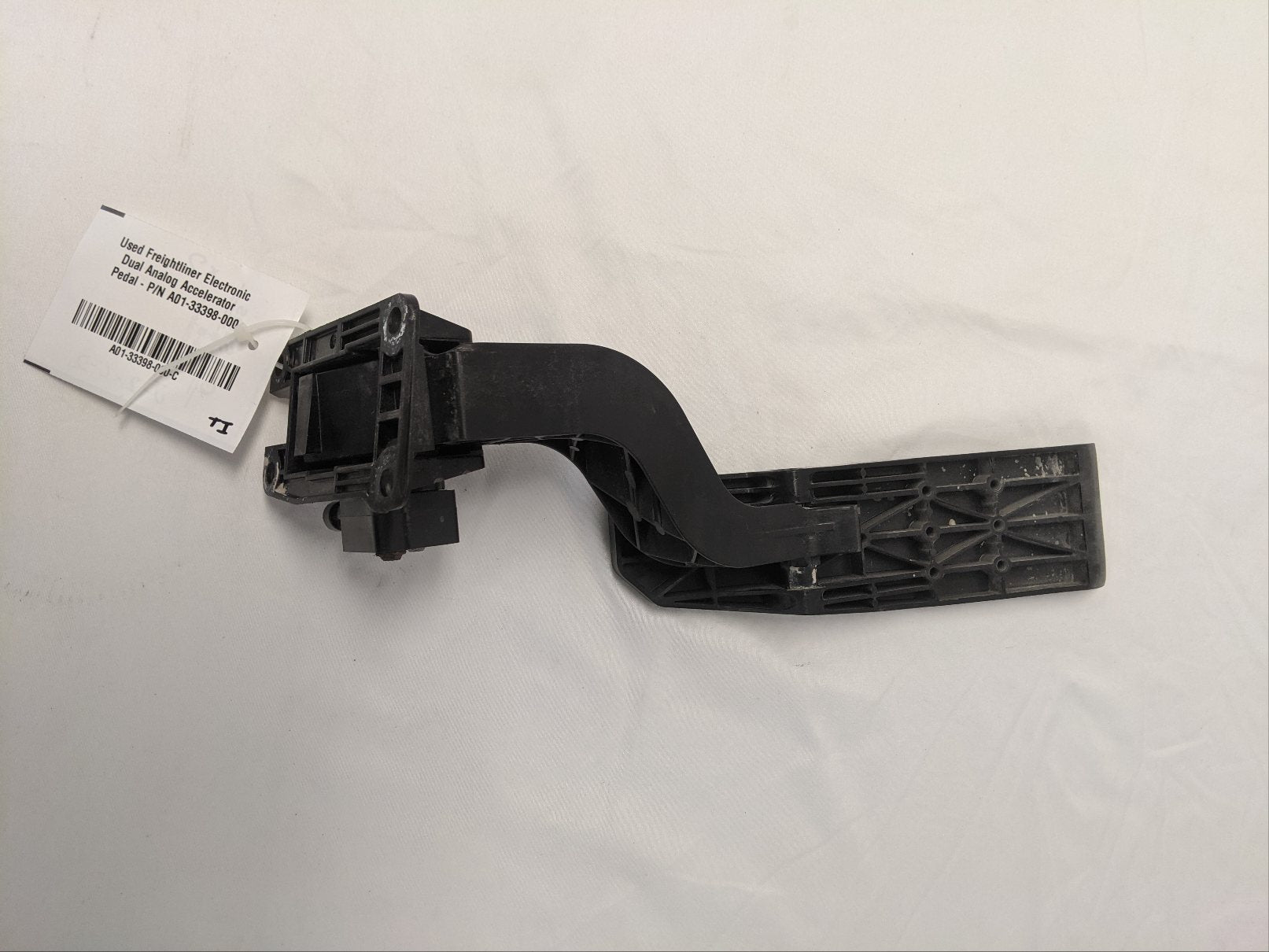 Used Freightliner Electronic Dual Analog Accelerator Pedal - P/N A01-33398-000