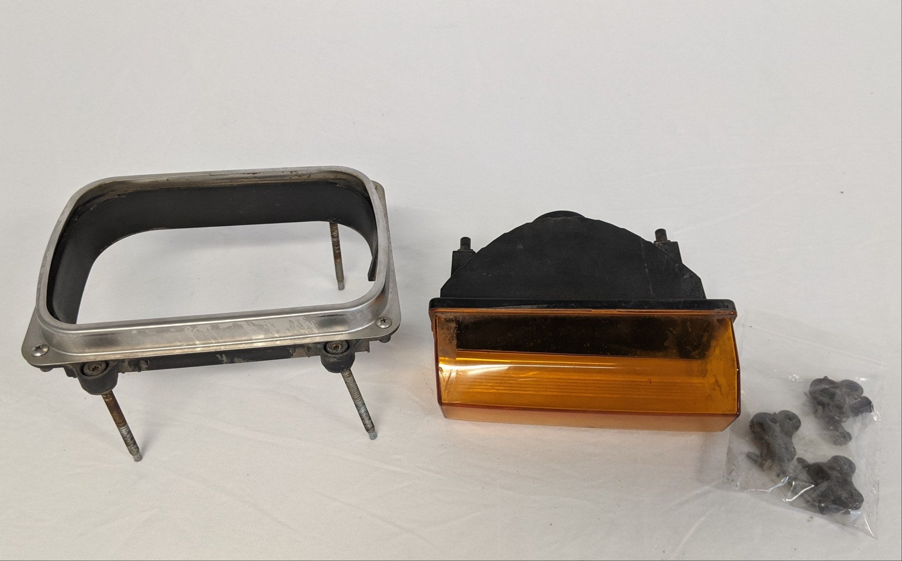 *Cracked* Western Star 4700 RH Headlight Retainer & Turn Signal -P/N GNR209181H3 (10008311759164)