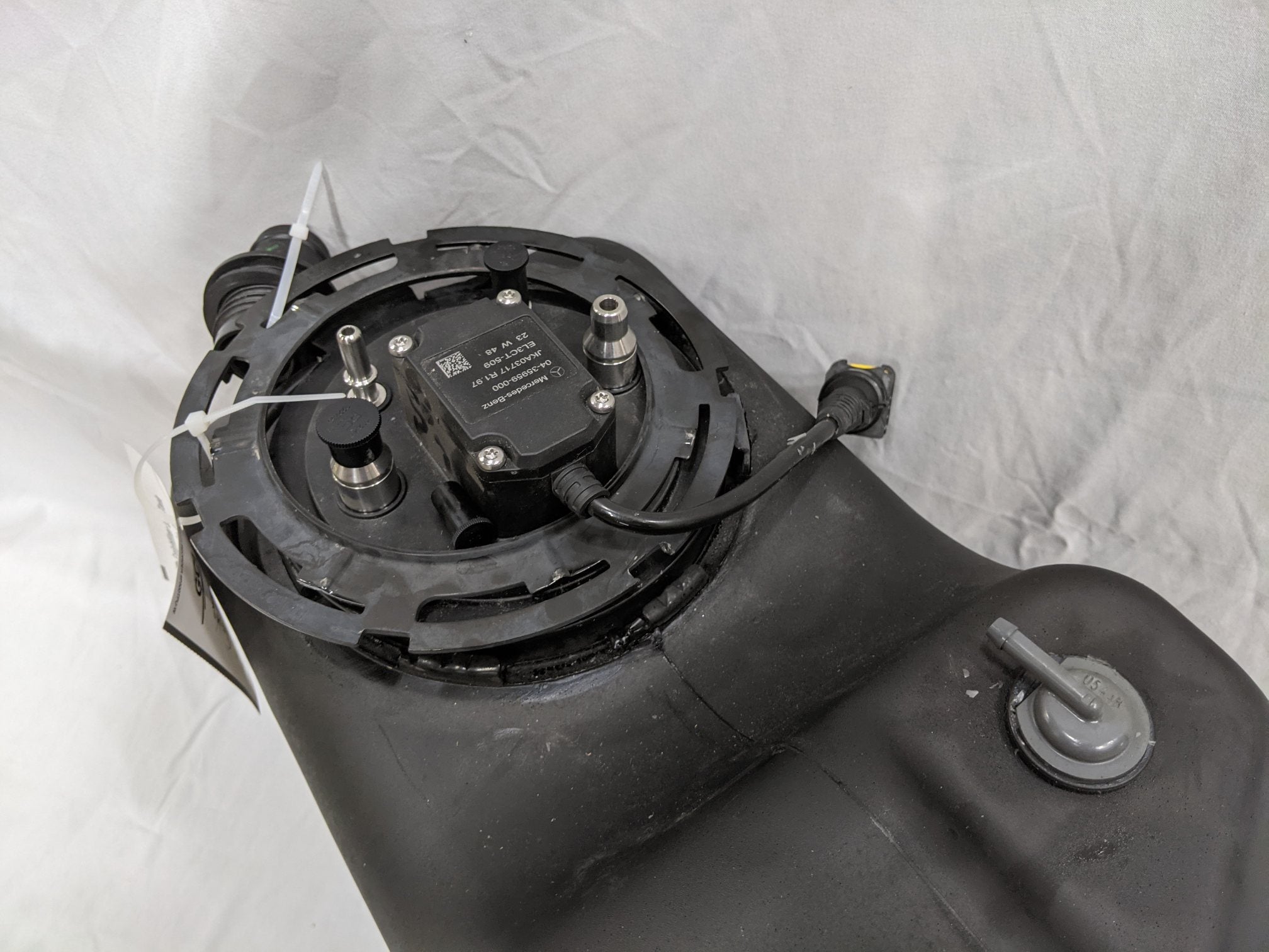 New Freightliner 13 Gal. DEF Tank P/N: 04-33149-000 & Header P/N 04-35959-000 (10116920017212)