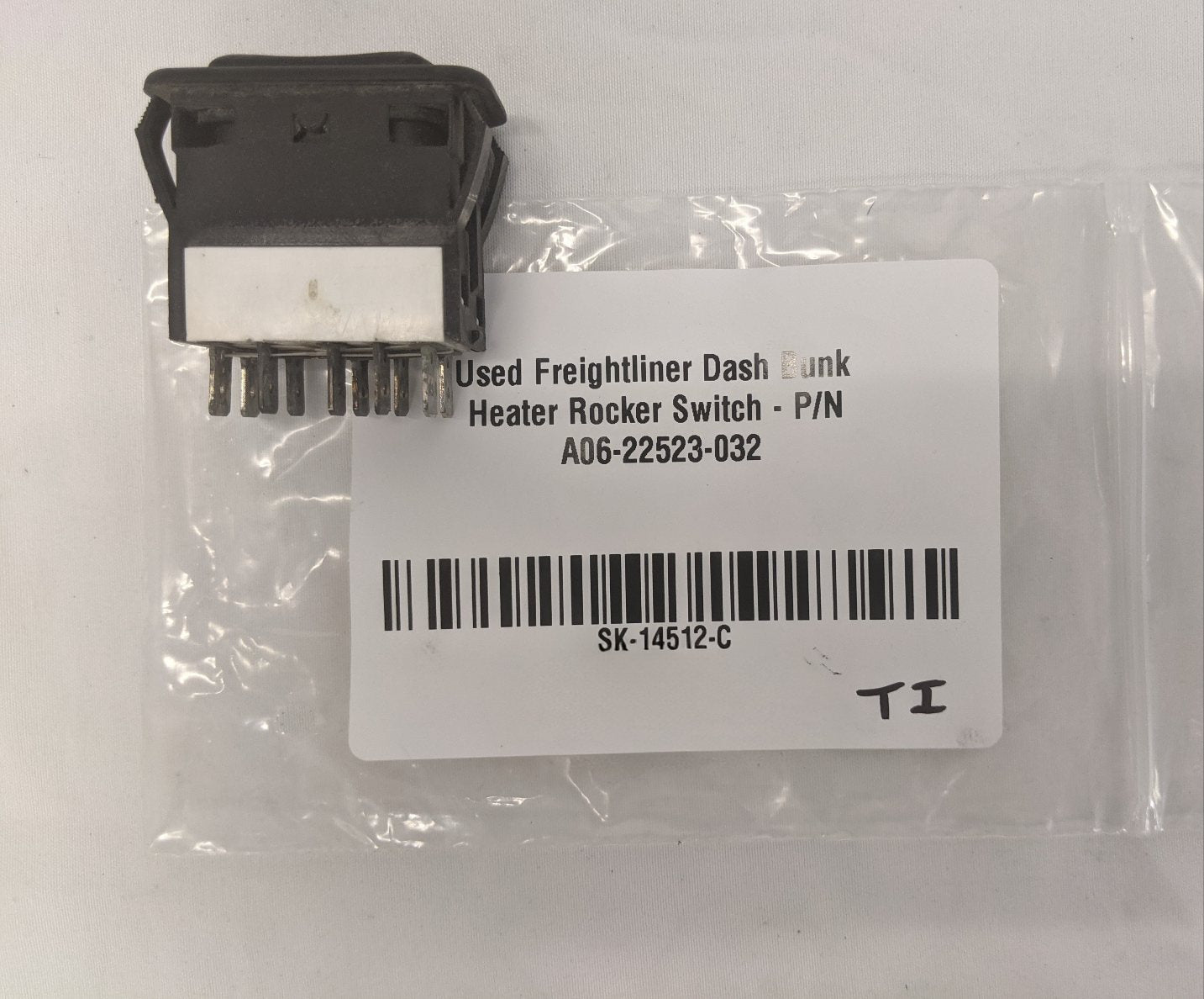 Used Freightliner Dash Bunk Heater Rocker Switch - P/N A06-22523-032