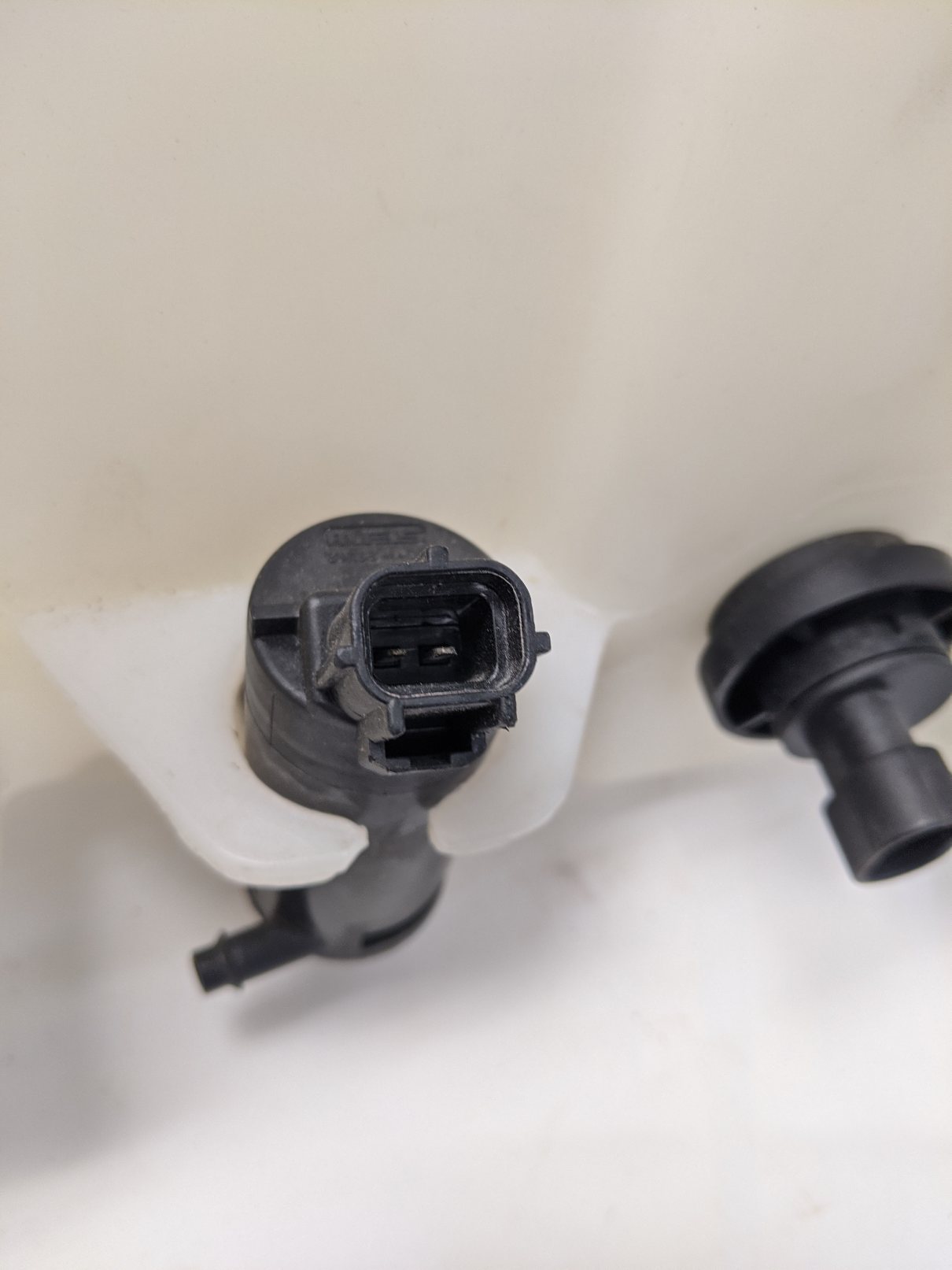 Used Freightliner Windshield Washer Reservoir w/ Sensor - P/N A22-60952-001